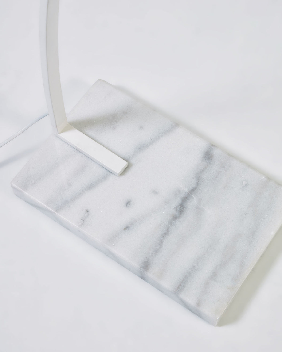 Stehlampe Juhe aus Eschenholzfurnier, Metall und weissem Marmor in Natur, Braun präsentiert im Onlineshop von KAQTU Design AG. Stehleuchte ist von Kave Home