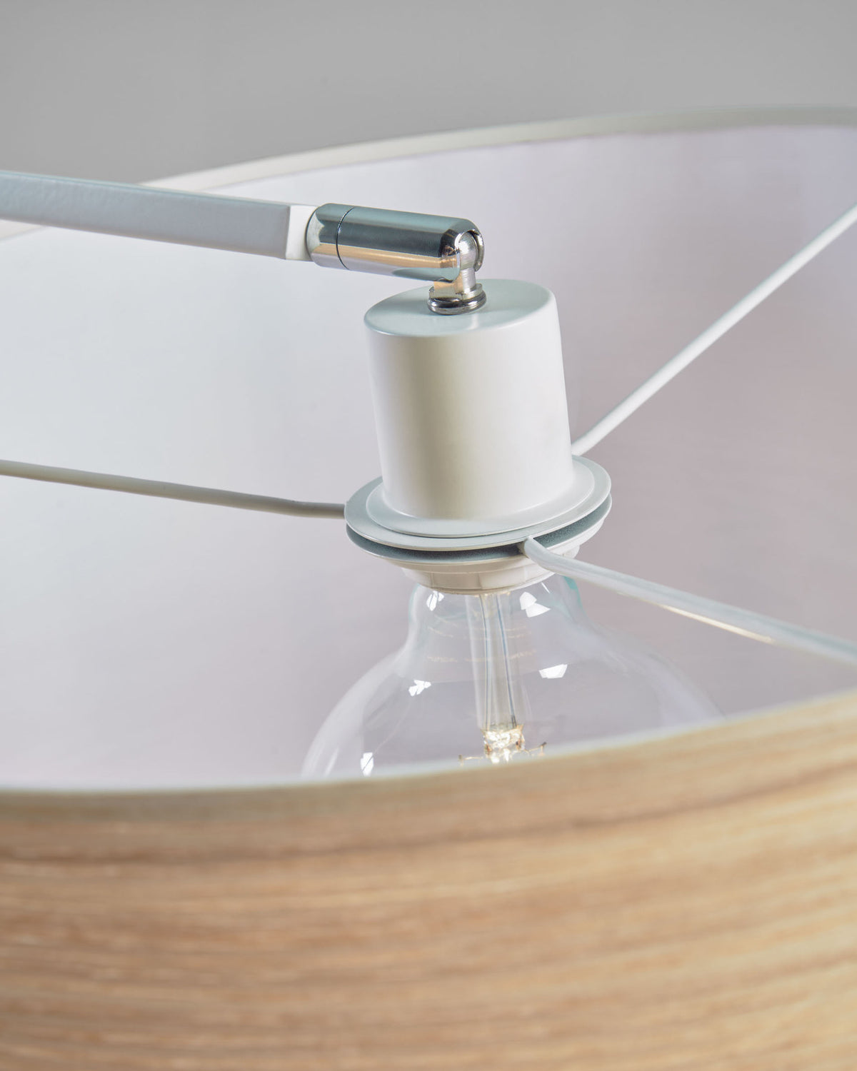 Stehlampe Juhe aus Eschenholzfurnier, Metall und weissem Marmor in Natur, Braun präsentiert im Onlineshop von KAQTU Design AG. Stehleuchte ist von Kave Home