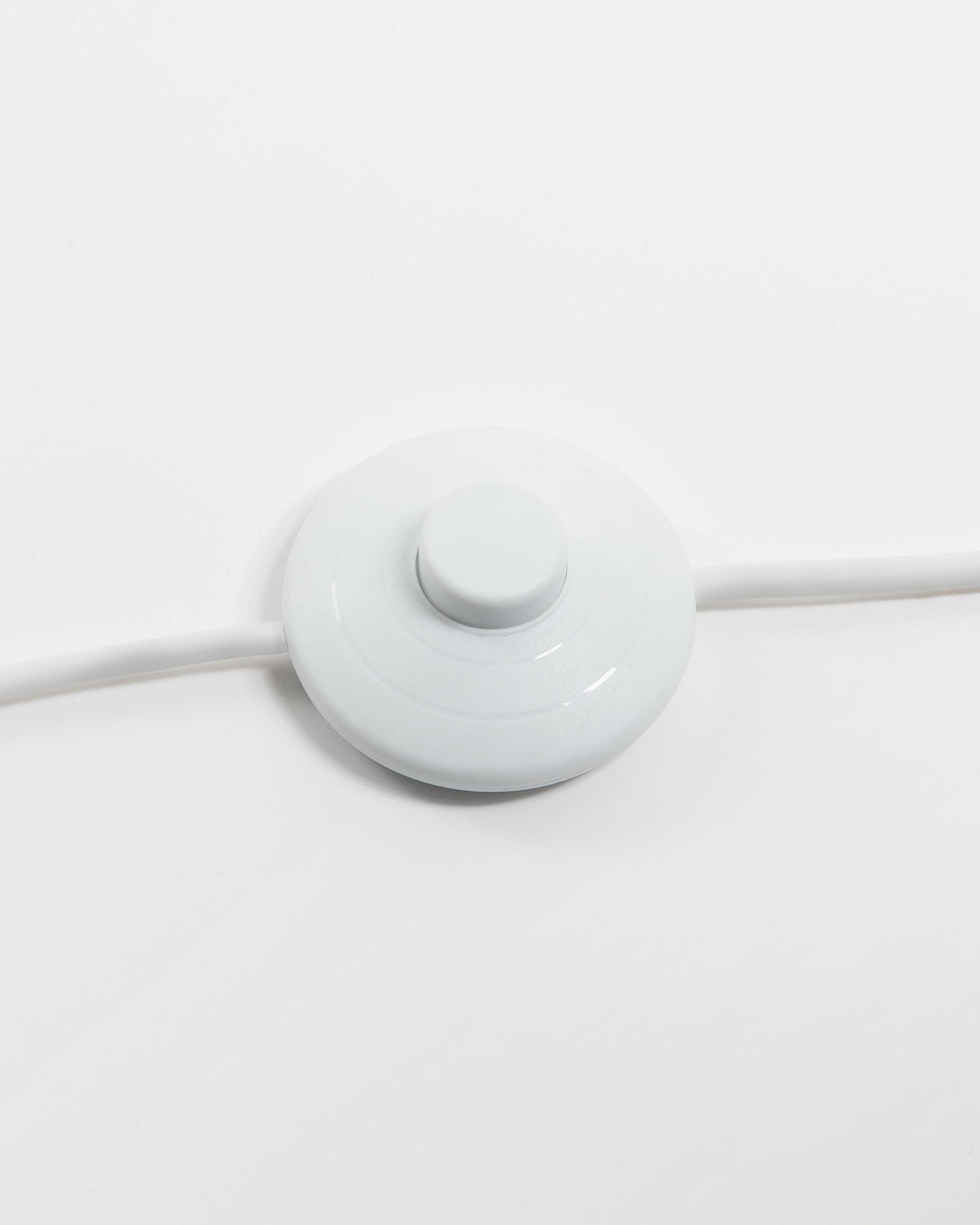 Stehlampe Juhe aus Eschenholzfurnier, Metall und weissem Marmor in Natur, Braun präsentiert im Onlineshop von KAQTU Design AG. Stehleuchte ist von Kave Home
