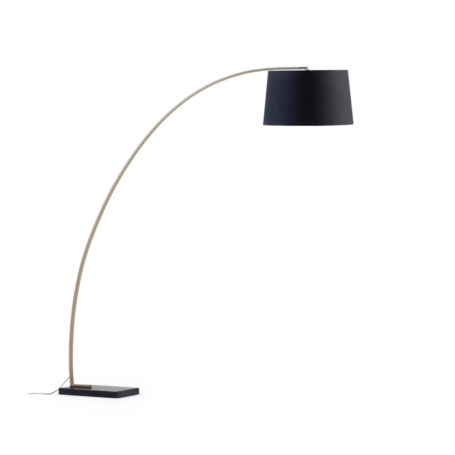 Stehlampe Juhe aus goldenem Metall und schwarzem Marmor in Schwarz, Gold präsentiert im Onlineshop von KAQTU Design AG. Stehleuchte ist von Kave Home