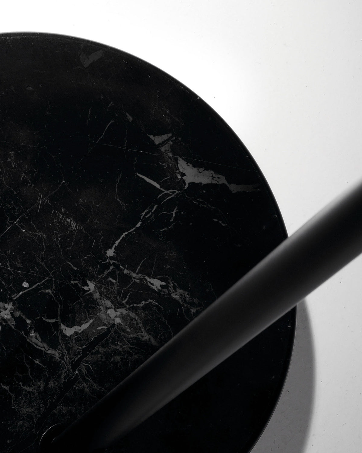 May Stehlampe, schwarz in Schwarz präsentiert im Onlineshop von KAQTU Design AG. Stehleuchte ist von Kave Home