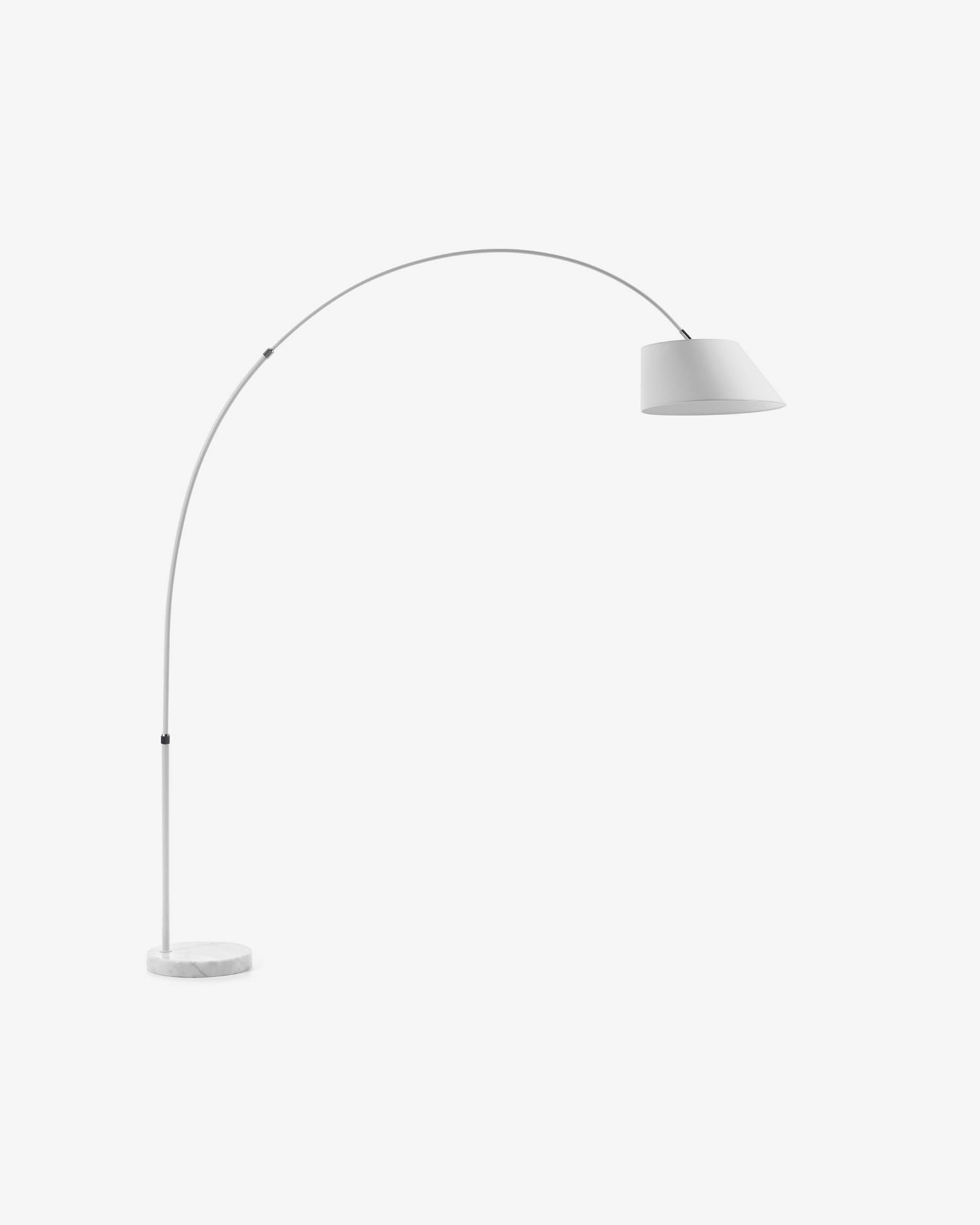 3D-Modell der May Stehlampe: Weisser Stoffschirm, Metallgestell, Marmorsockel. Minimalistisches Design von Kave Home.