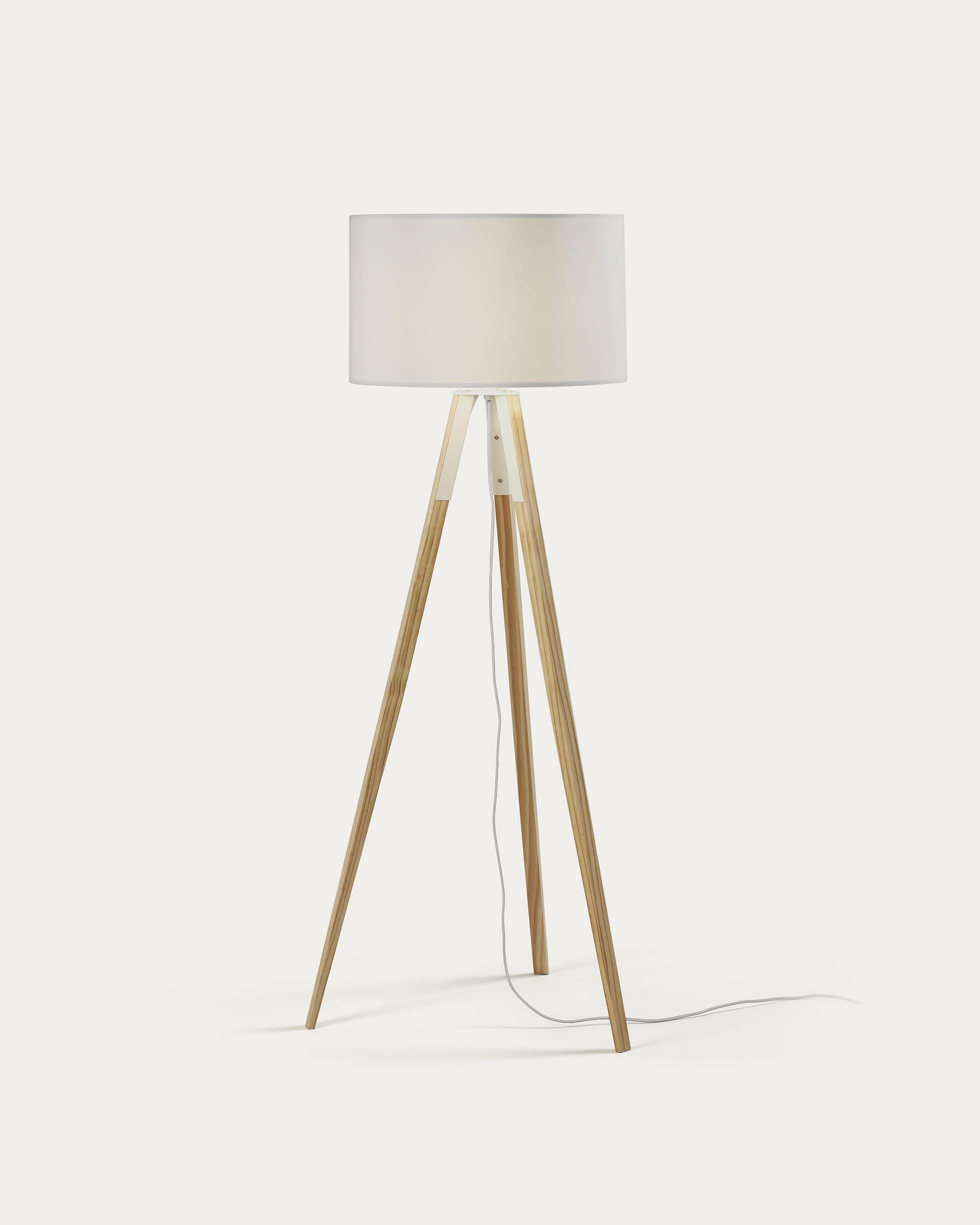 3D-Modell der Iguazu Stehlampe: Holzgestell, weisser Schirm, skandinavisch, für warmes, blendfreies Licht im Wohnbereich.