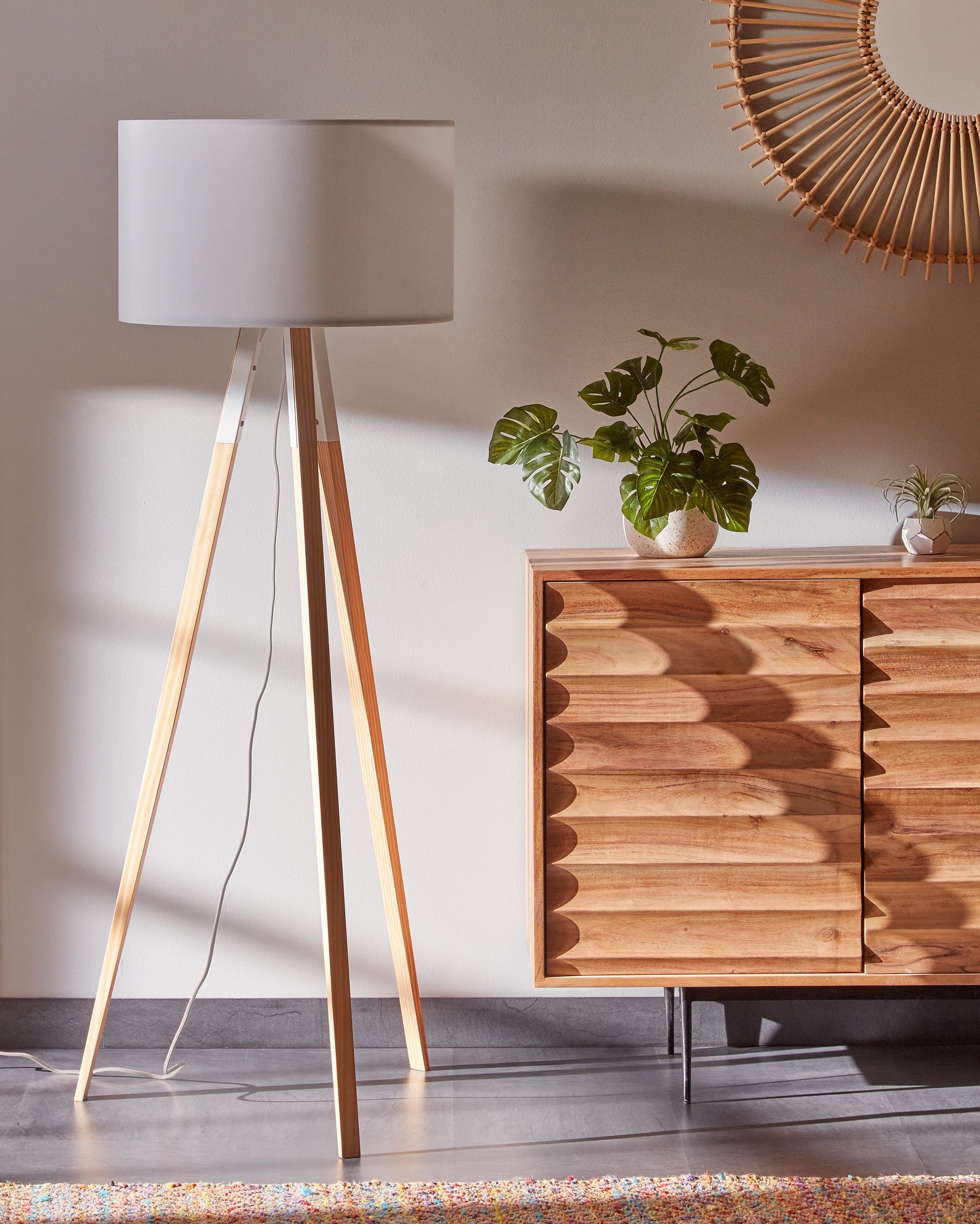 Die Iguazu Stehlampe von Kave Home kombiniert modernes Holzdesign mit einem stilvollen weißen Schirm und schafft so eine einladende Lichtatmosphäre.