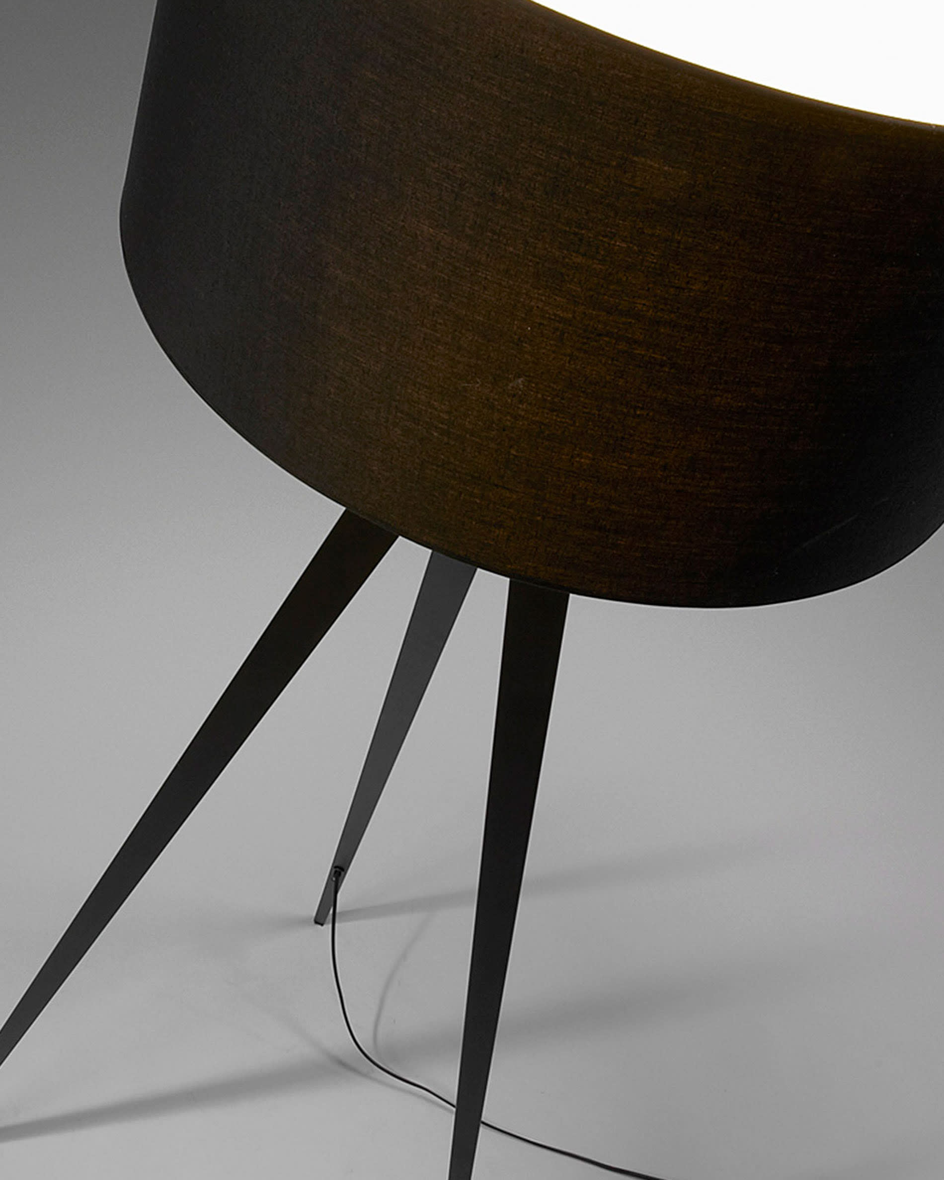 Die schwarze Iguazu Stehlampe von Kave Home vereint modernes Design mit flexibler Lichtgestaltung und schafft eine einladende Atmosphäre.