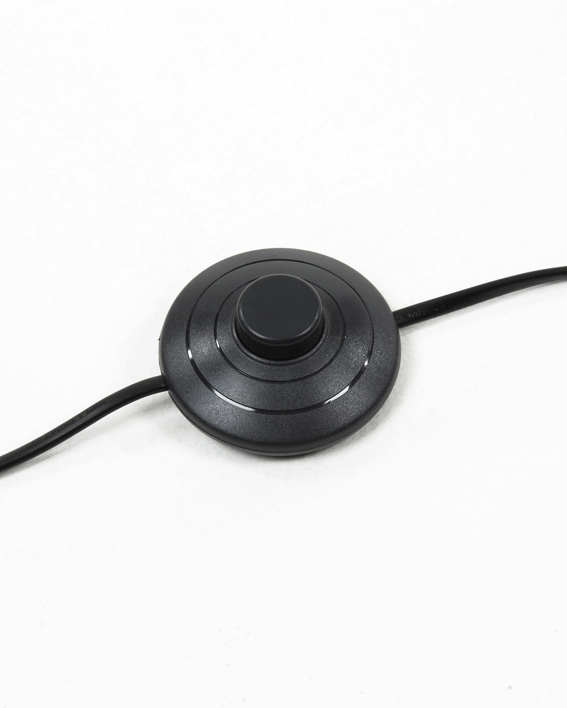 Die Iguazu Stehlampe von Kave Home in Schwarz bietet modernes Design und funktionale Beleuchtung für stilvolle Wohnräume.