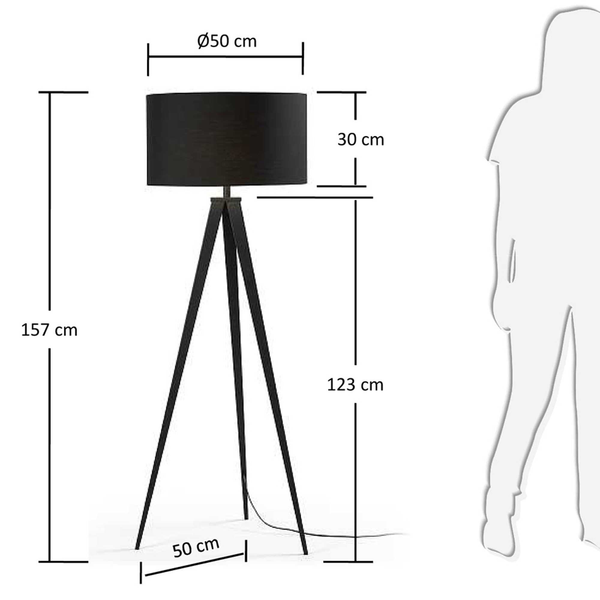 Die schwarze Iguazu Stehlampe von Kave Home vereint modernes Design und Funktionalität, ideal für stilvolle Akzente in jedem Raum.