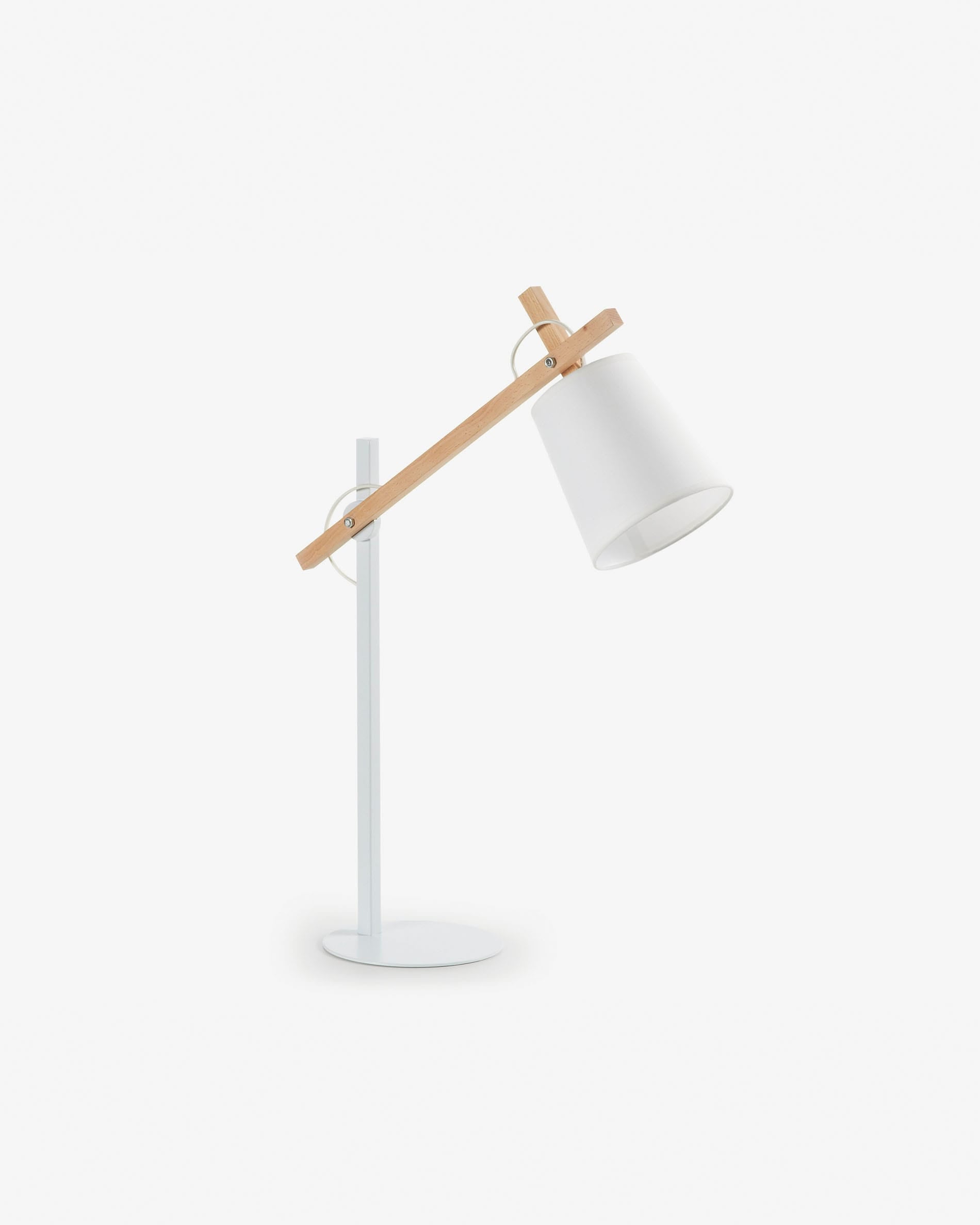 Die Kosta Tischlampe von Kave Home vereint Holz und Metall in einem eleganten Design. Der Baumwollschirm sorgt für sanftes Licht.