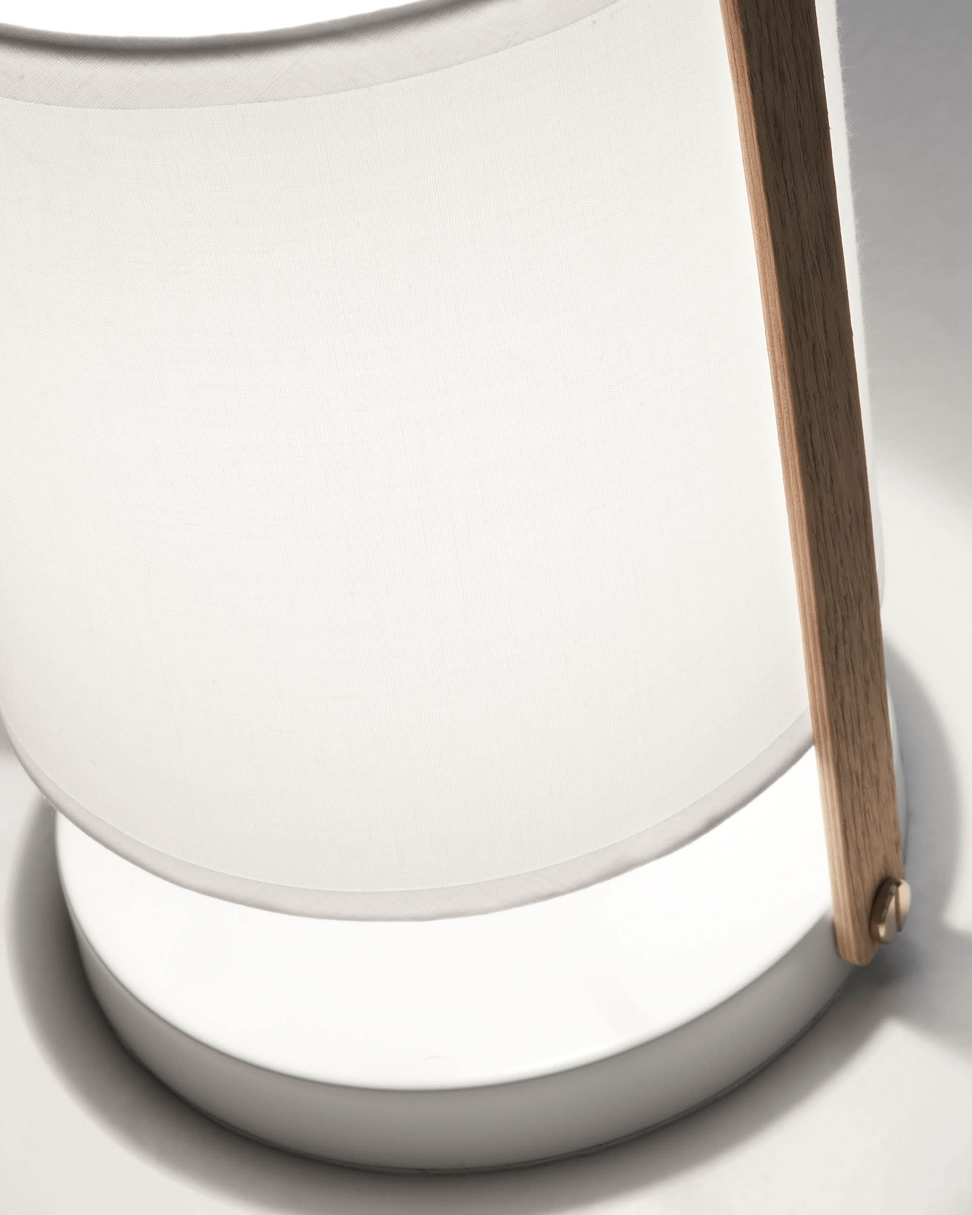 Die Zayma Tischlampe von Kave Home vereint elegantes Design und Funktionalität. Ideal für jeden Raum, schafft sie eine warme, einladende Atmosphäre.