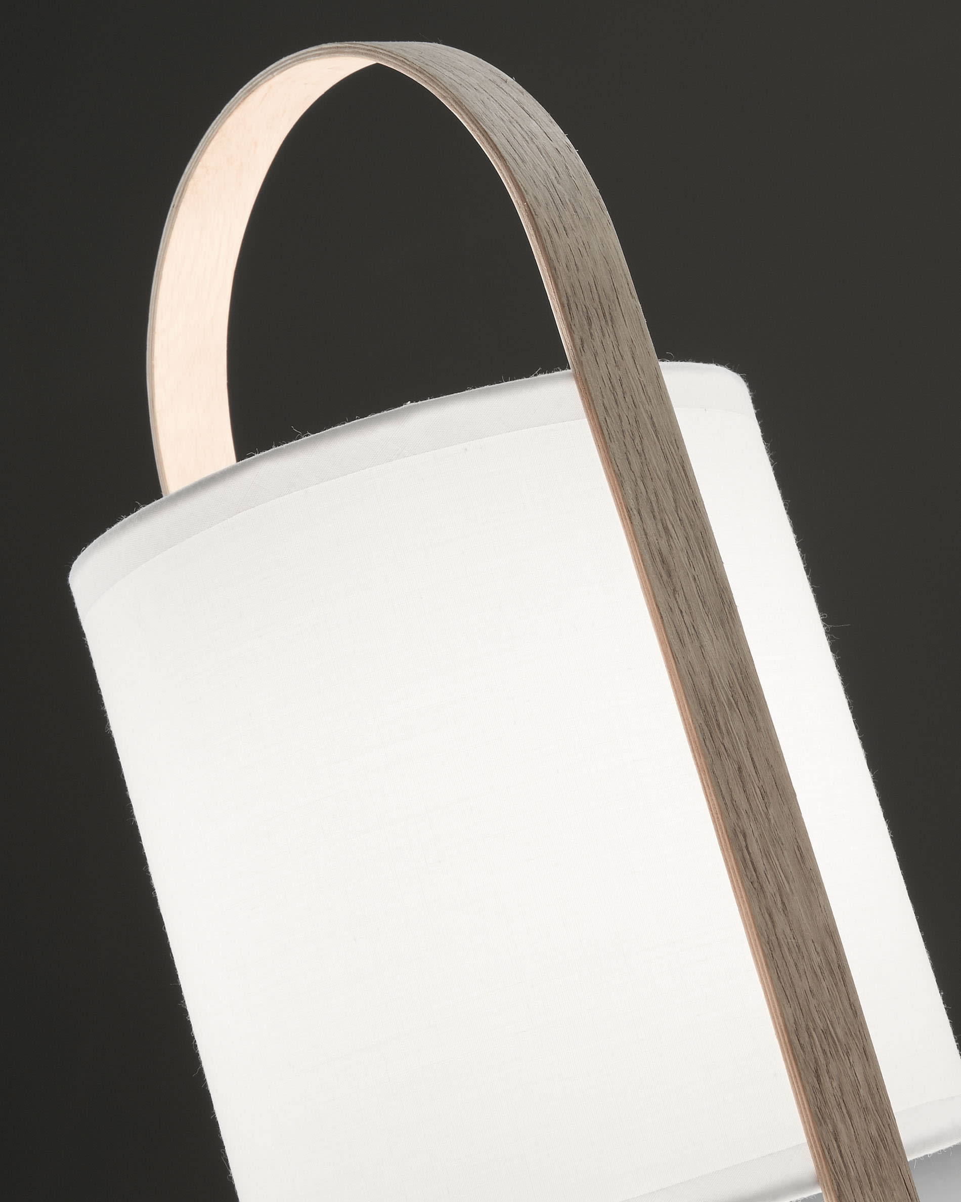 Die Zayma Tischlampe von Kave Home überzeugt durch ihr stilvolles Design und hochwertige Materialien. Perfekt für eine gemütliche Beleuchtung in jedem Raum.