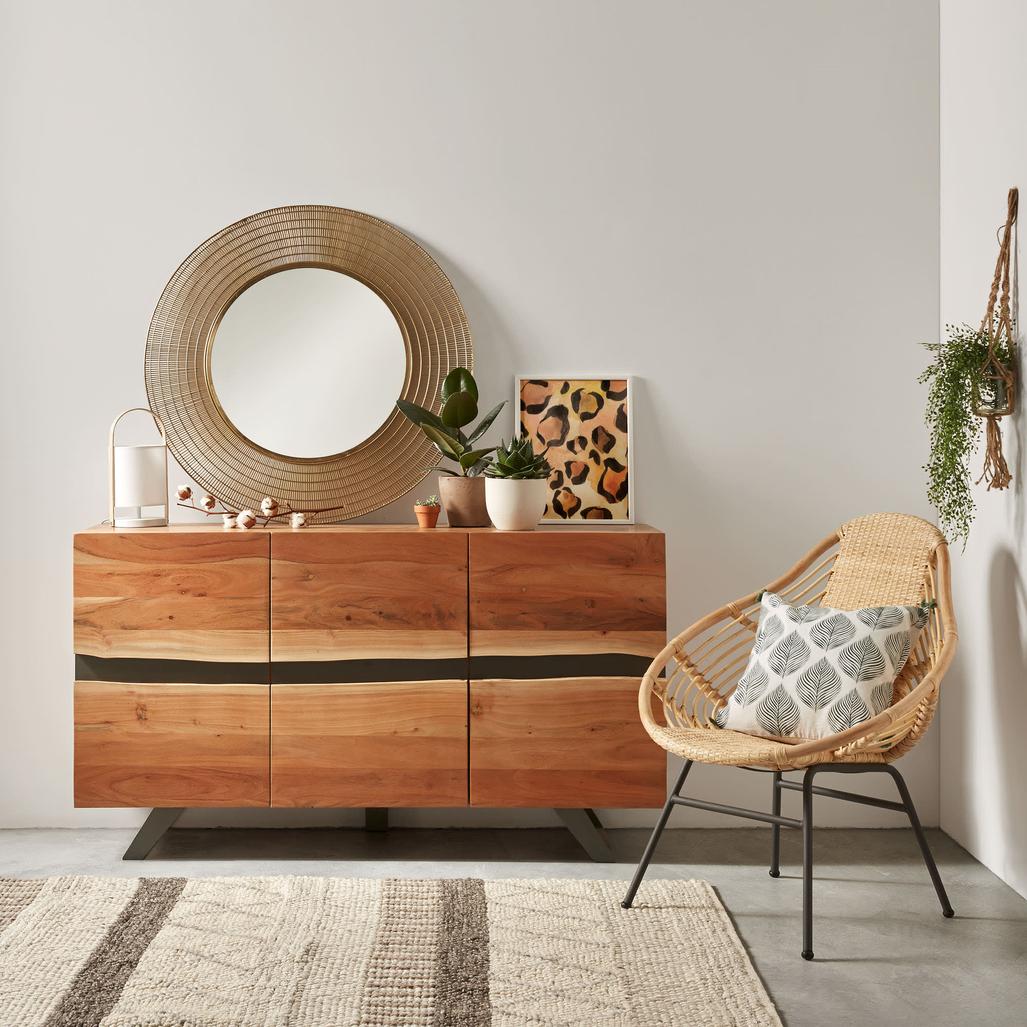 Die Zayma Tischlampe in Weiss von Kave Home bietet modernes Design und praktische Beleuchtung für stilvolle Wohnräume.