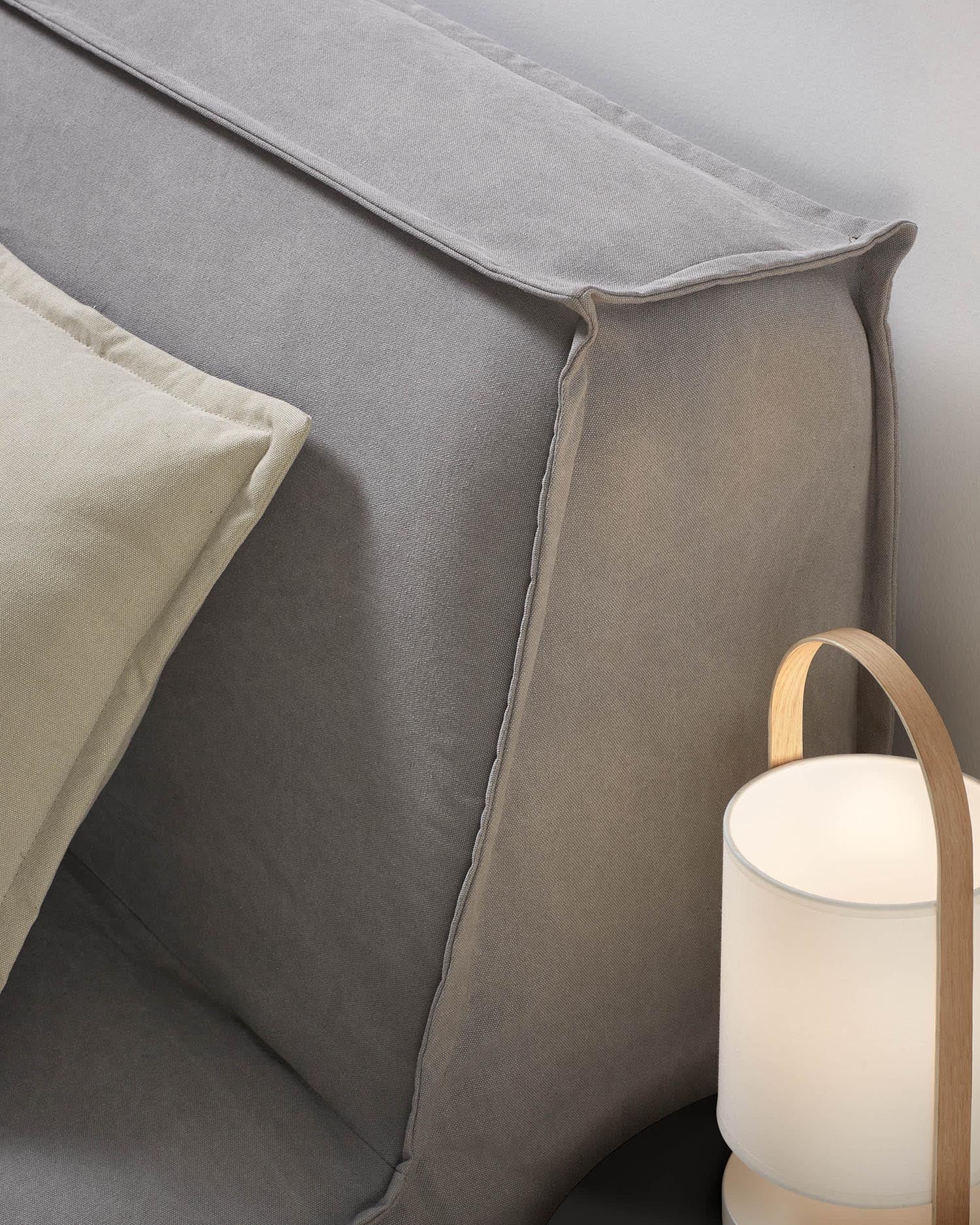 Die Zayma Tischlampe von Kave Home in Weiss kombiniert modernes Design mit Funktionalität und hochwertiger Verarbeitung.