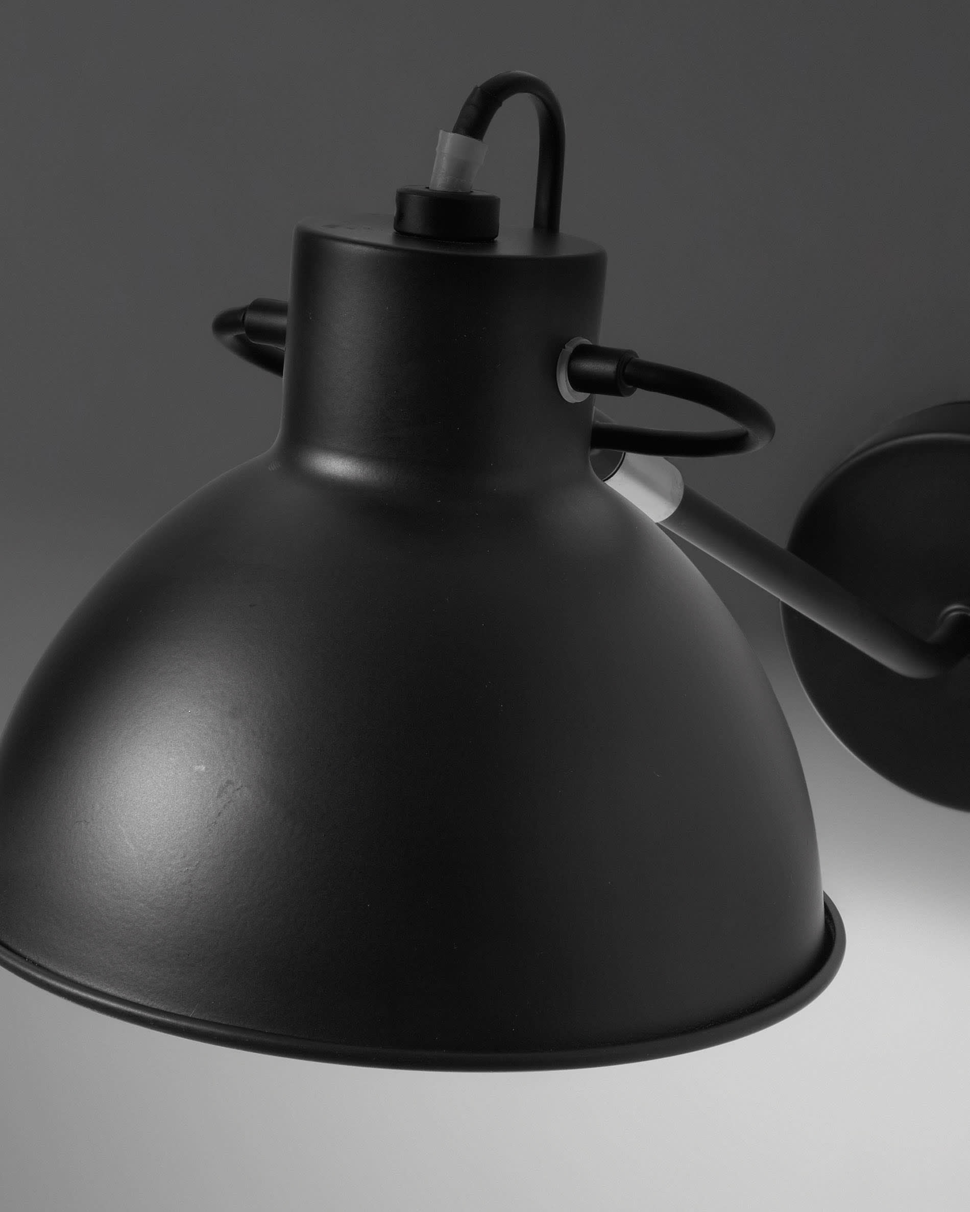 Die Offelis Wandleuchte in Schwarz von Kave Home vereint minimalistisches Design und hochwertige Materialien für stilvolle Akzentbeleuchtung.