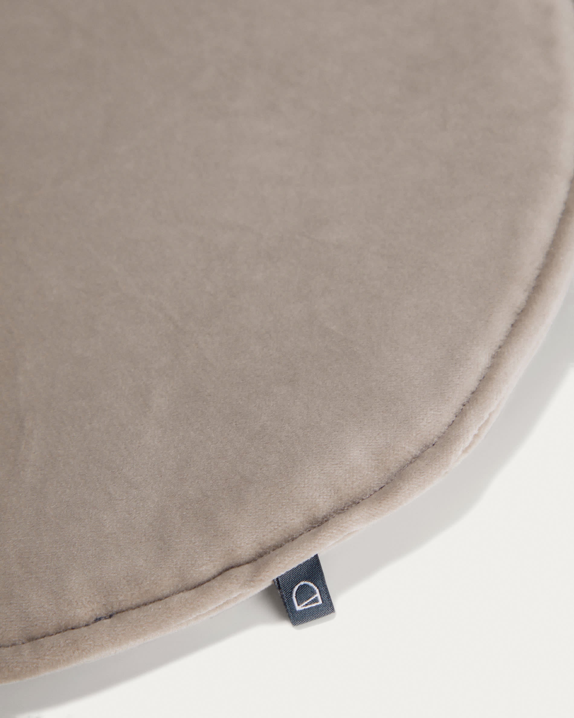 Elegantes, rundes Sitzkissen aus luxuriösem Samt in Taupe, Ø 35 cm. Perfekt für Esszimmer und Wohnzimmer, vereint Komfort und Stil.