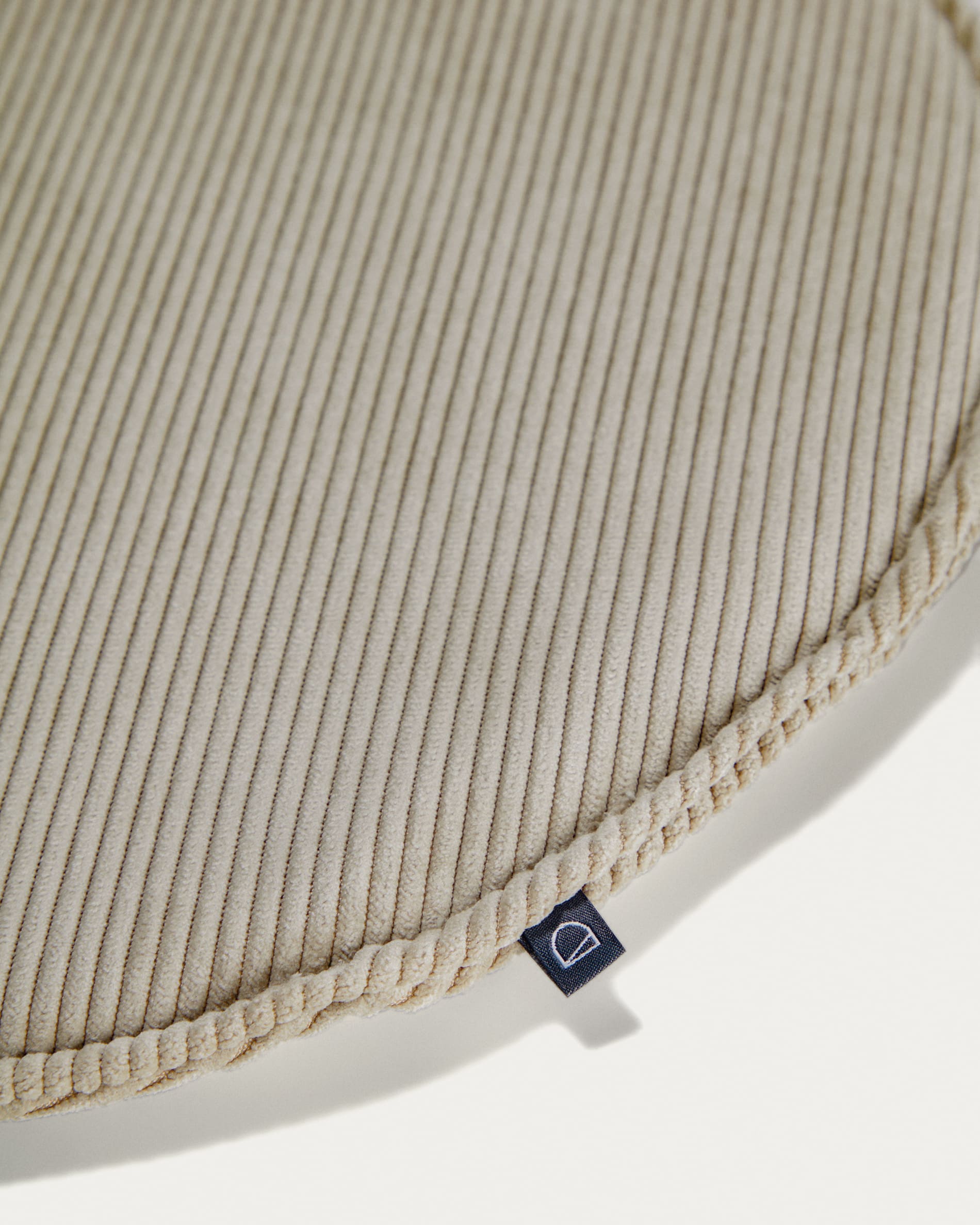 Das runde Sora Sitzkissen (Ø 35 cm) in Taupe aus Cord von Kave Home kombiniert Komfort mit modernem Design für Ihr Zuhause.