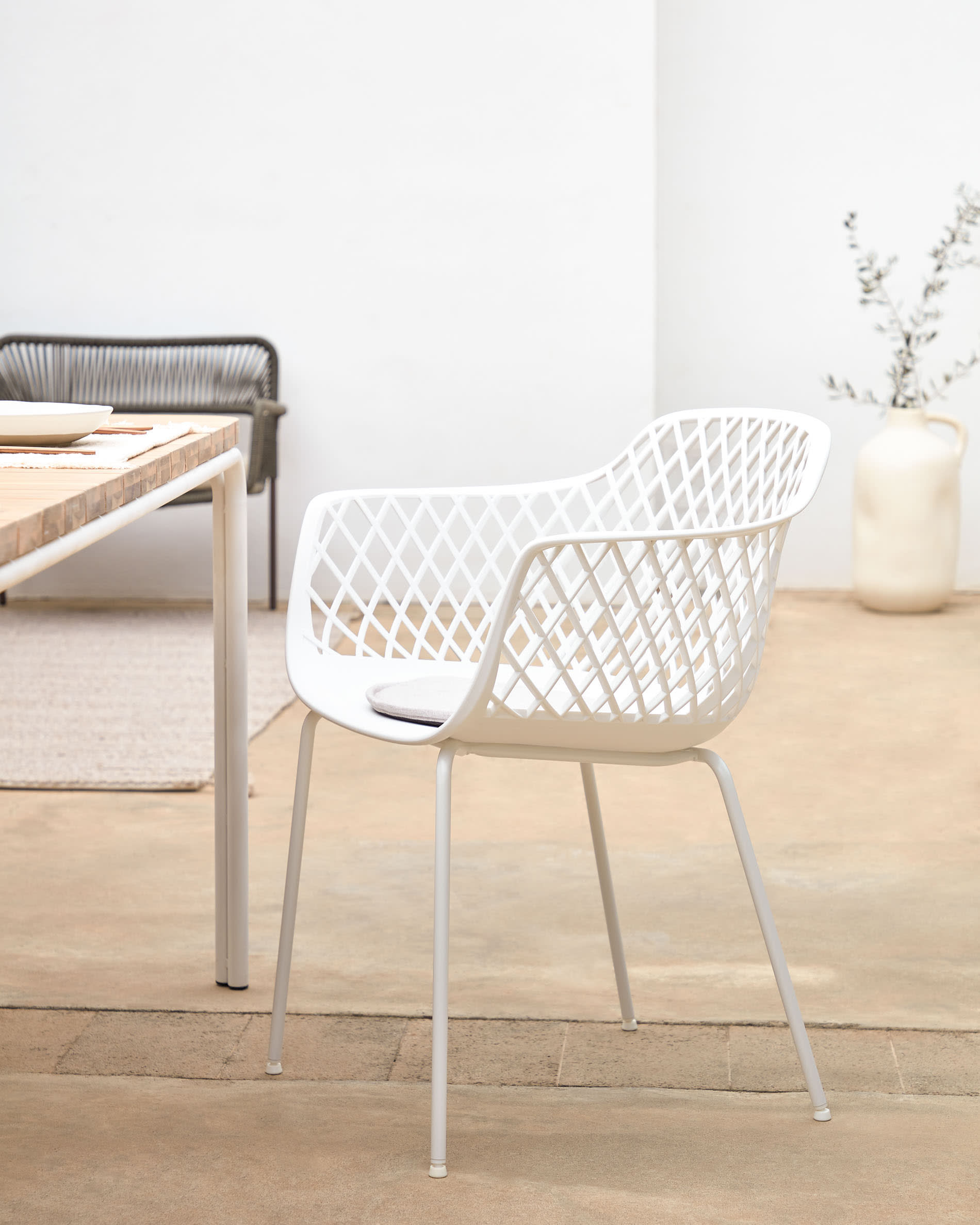 Verleihen Sie Ihrem Raum mit dem stilvollen Silke Kissen in Beige von Kave Home eine elegante Note – pflegeleicht und formstabil!