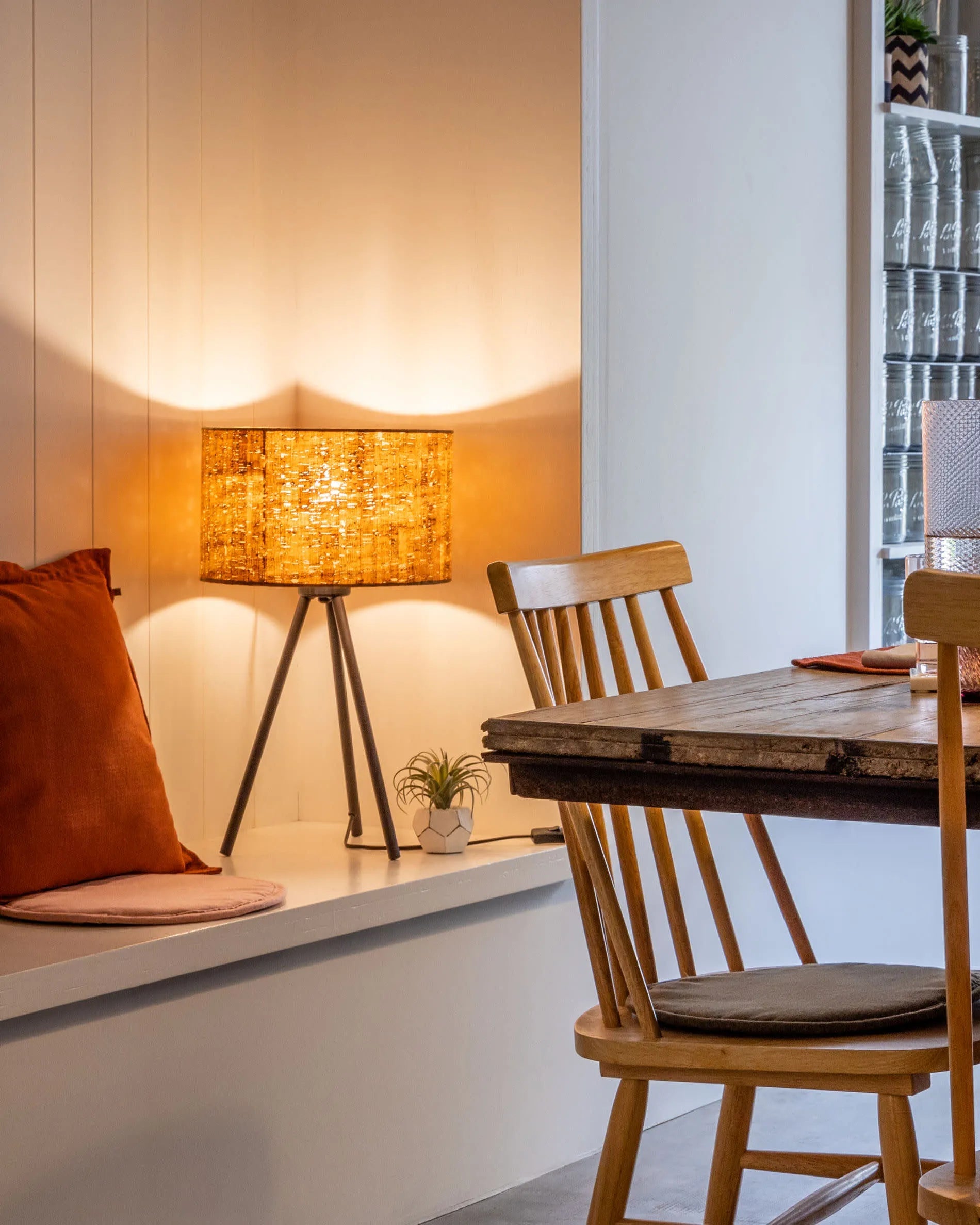 Elegantes Kissen aus hochwertiger Seide in dezentem Hellgrau von Kave Home, ideal für moderne Wohnräume und luxuriösen Stil.