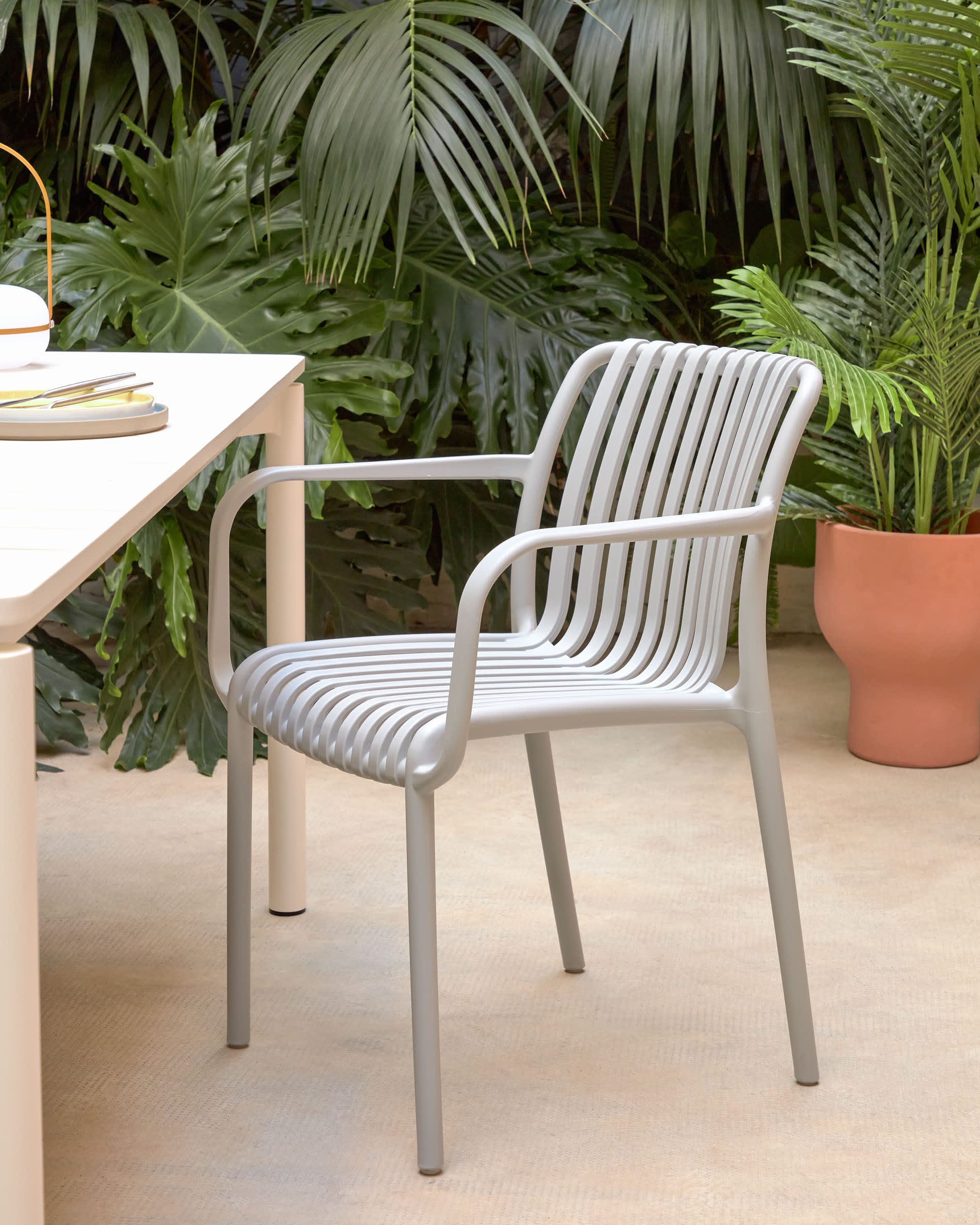 Zartes hellblaues Kissen von Kave Home, ideal für stilvolle Akzente und hohen Komfort in jedem Raum. Ein Must-Have für Ihr Zuhause!