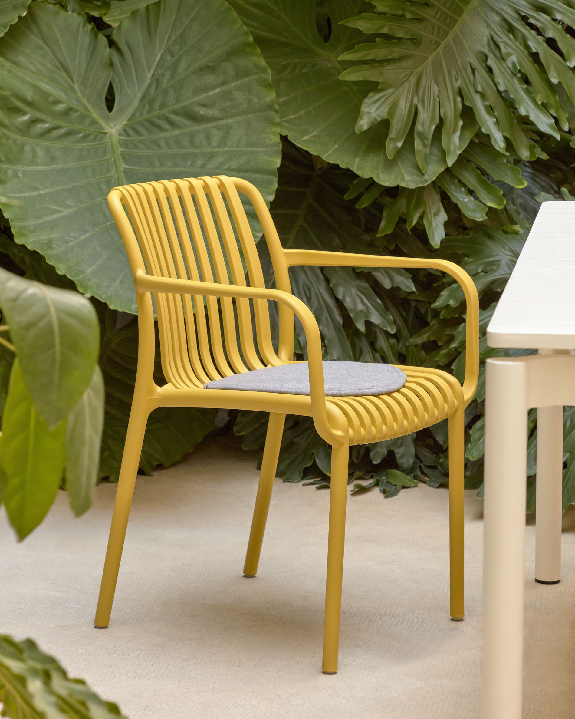 Elegantes hellblaues Silke Kissen von Kave Home, perfekt für stilvolle Akzente und optimalen Komfort in jedem Wohnbereich. Ein echter Blickfang!