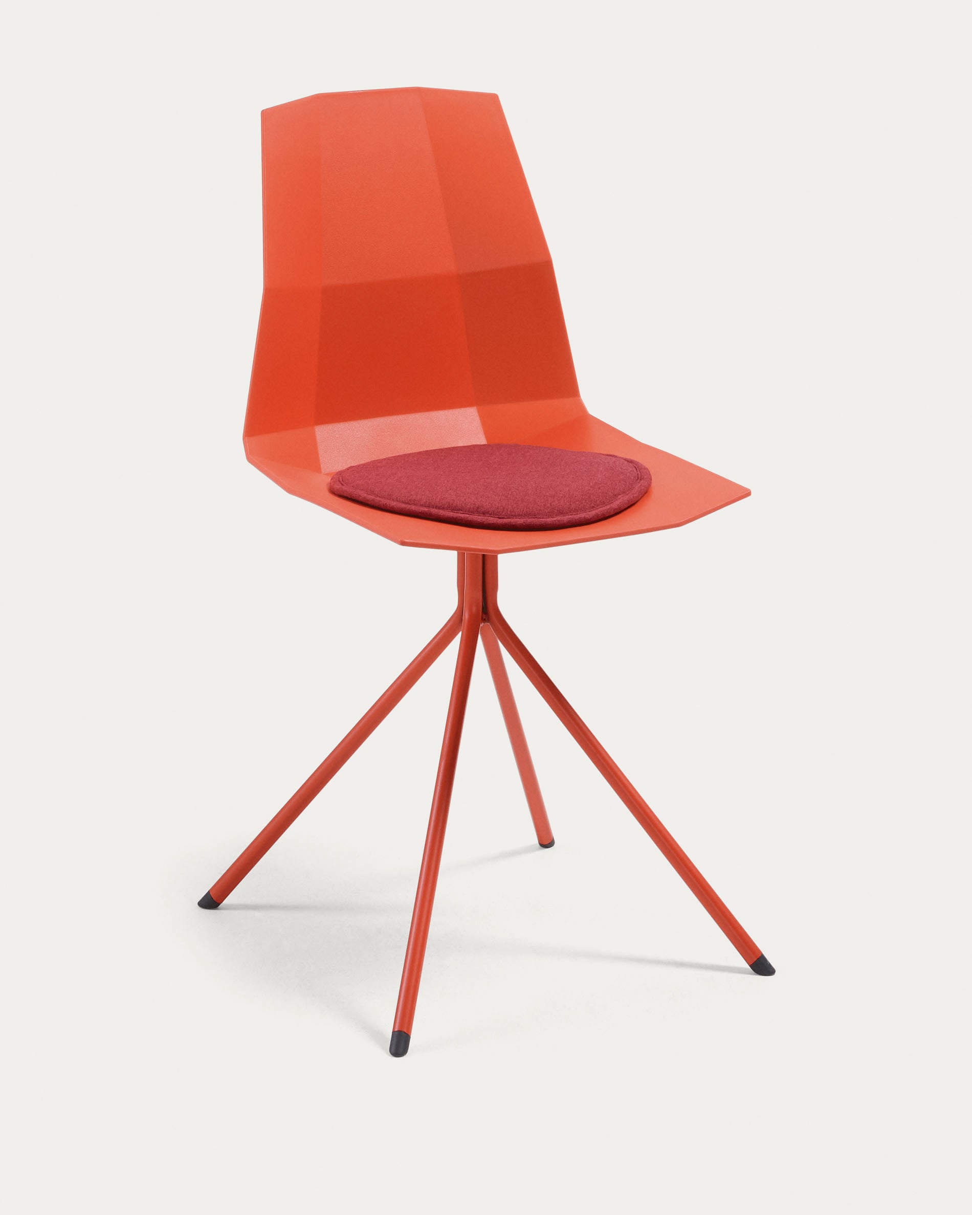 Entdecken Sie das elegante Silke Kissen in Weinrot von Kave Home – ein stilvolles Accessoire, das Komfort und Funktionalität vereint. Ideal für Ihr Zuhause!