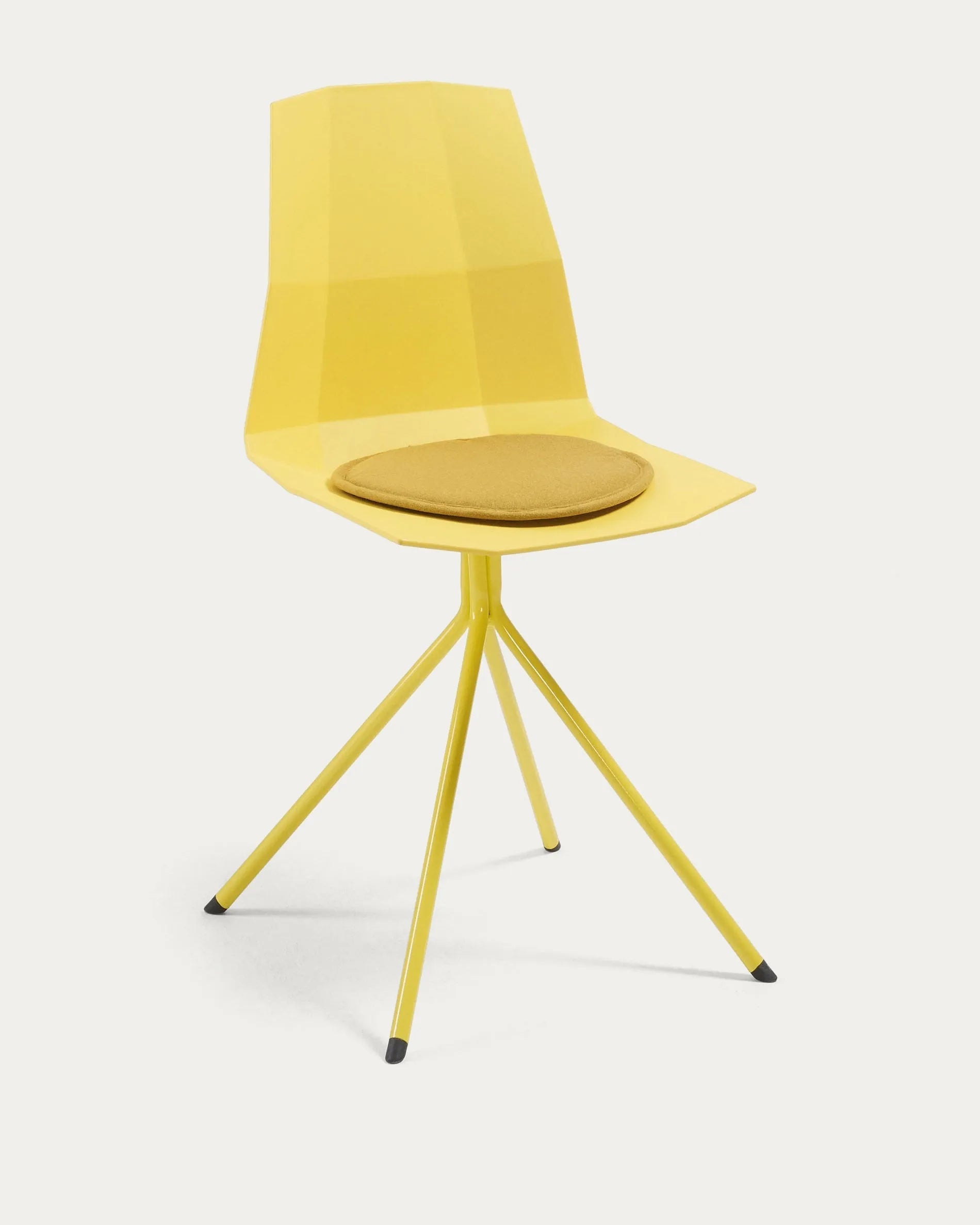 Luxuriöses senfgelbes Kissen aus Seide von Kave Home, ideal für moderne Akzente und ein einladendes Wohngefühl.