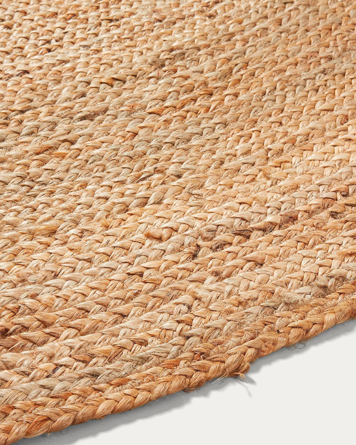 Runder Teppich aus natürlicher Jute, Ø 200 cm, von Kave Home. Perfekt für moderne Wohnräume, nachhaltig und stilvoll.