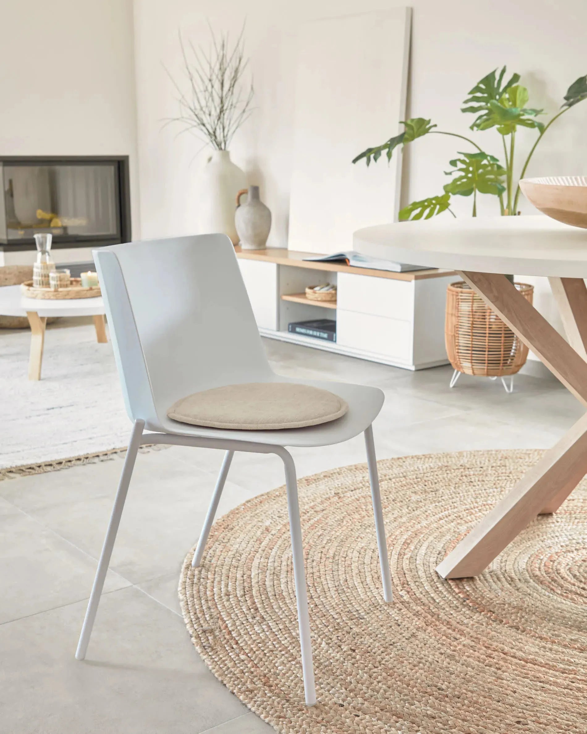 Runder Teppich aus 100% Jute, Ø 200 cm, von Kave Home. Natürlich, stilvoll und ideal für zeitgemäße Wohnräume.