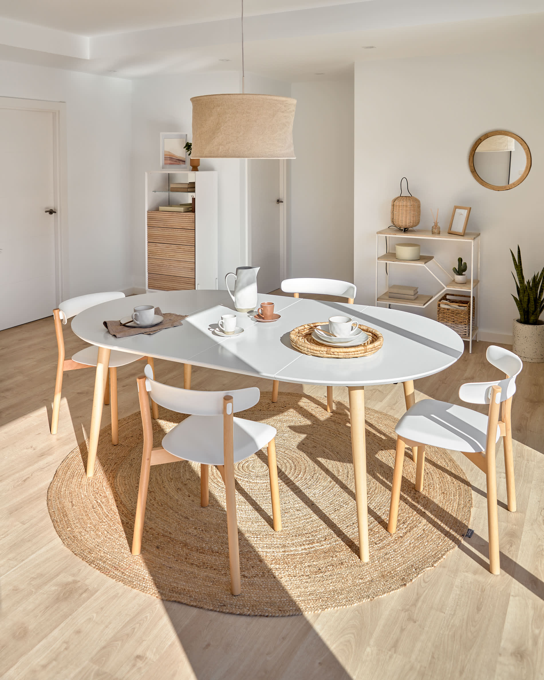 Natürlicher runder Jute-Teppich Ø 200 cm von Kave Home, nachhaltig, elegant und perfekt für moderne Wohnräume.