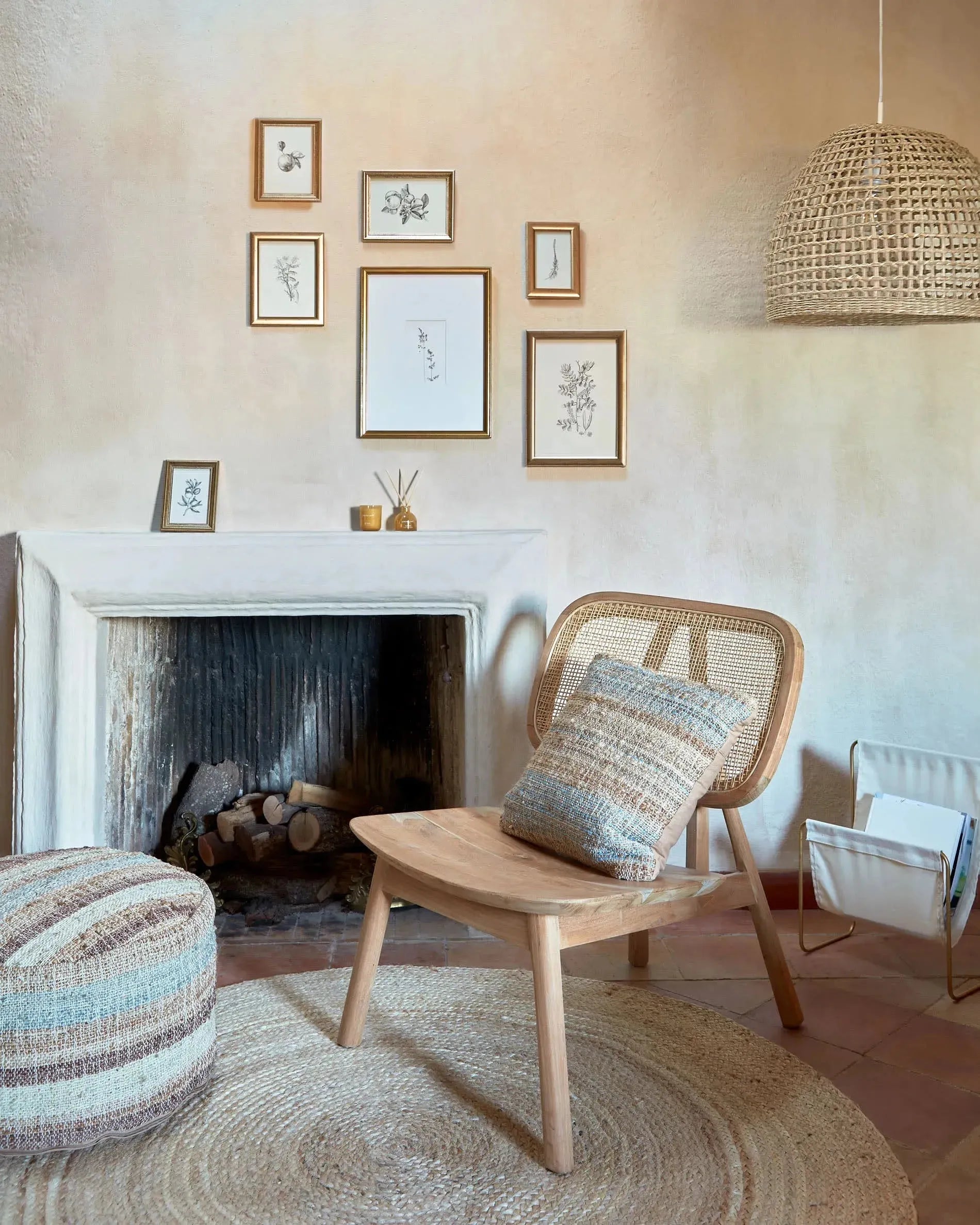 Runder Teppich aus 100% Jute, Ø 150 cm, von Kave Home. Natürlich, nachhaltig und ideal für ein modernes Wohnambiente.
