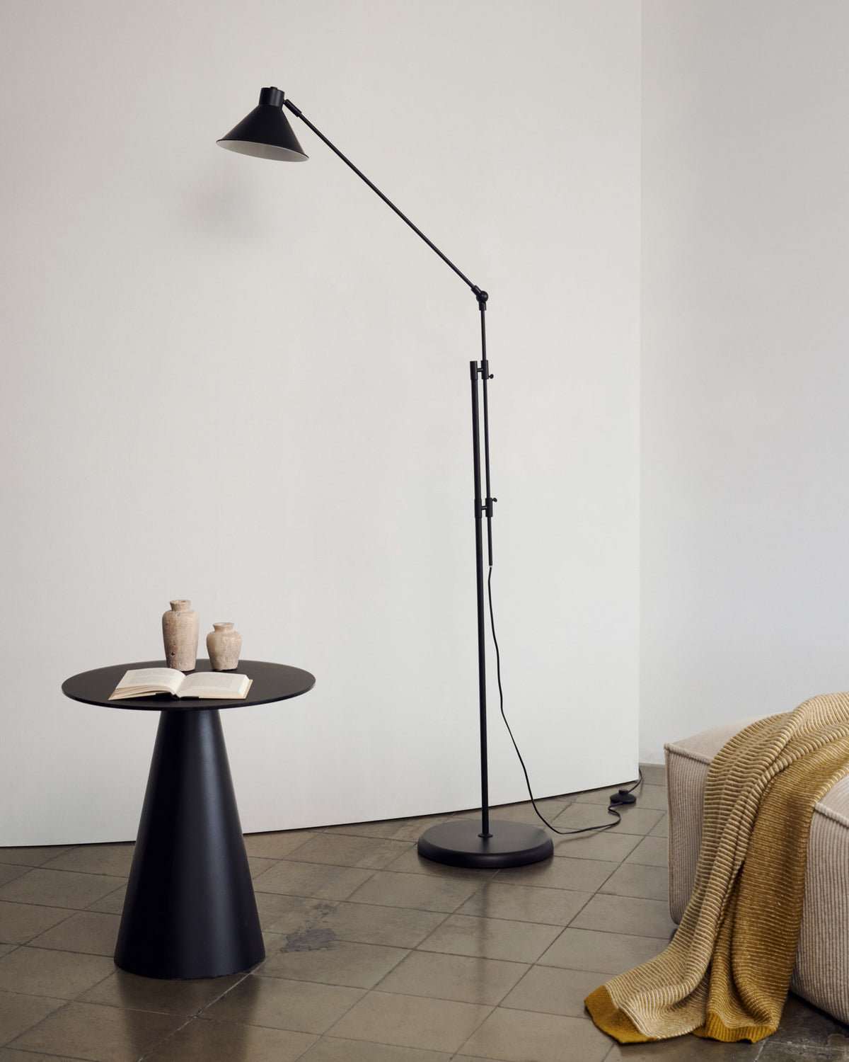 Dione Stehlampe in Schwarz präsentiert im Onlineshop von KAQTU Design AG. Stehleuchte ist von Kave Home