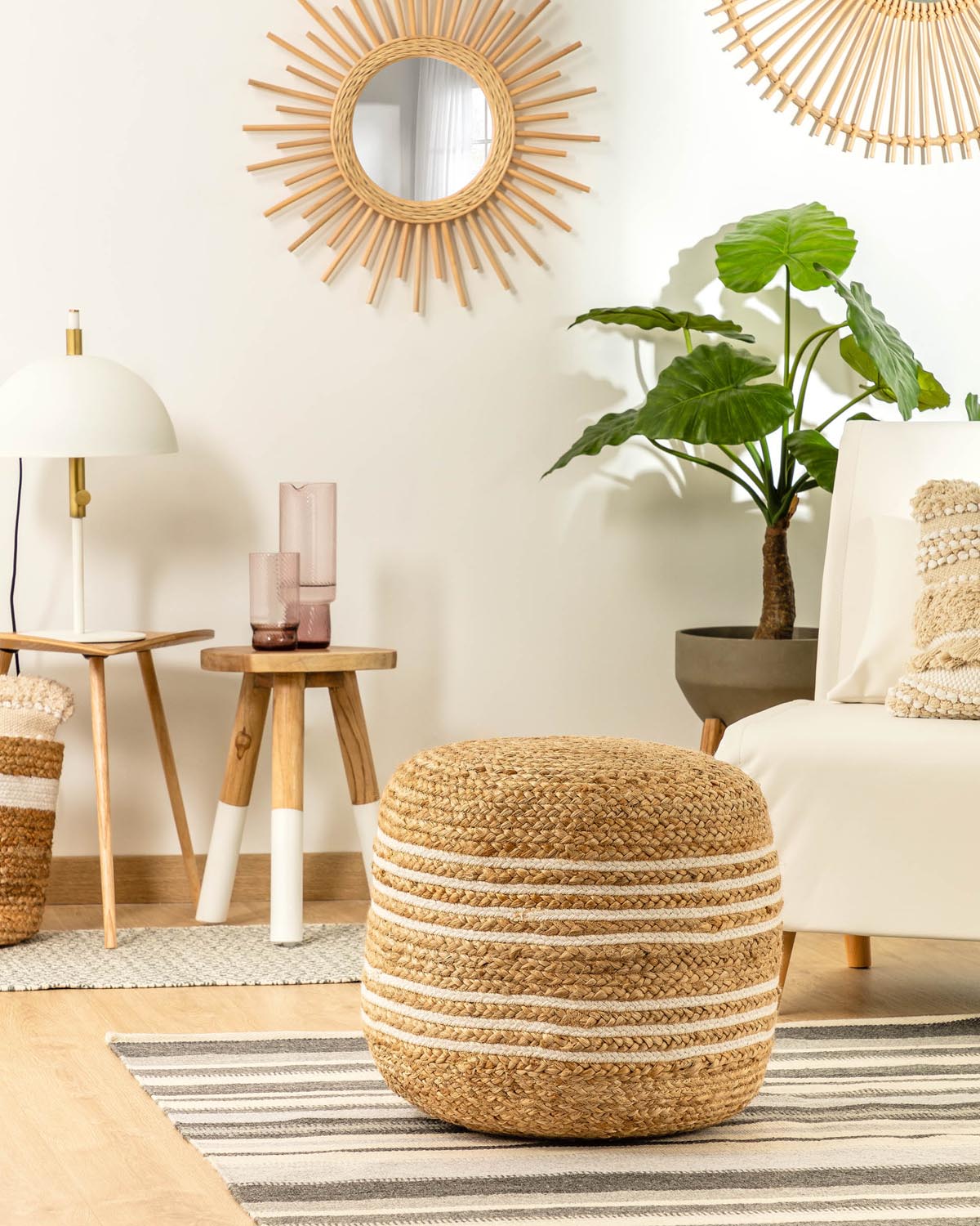 Eleganter Saht Pouf Ø 45 cm von Kave Home: Naturweiss, aus Jute und EPS, perfekt für stilvolle Wohn- und Kinderzimmer.