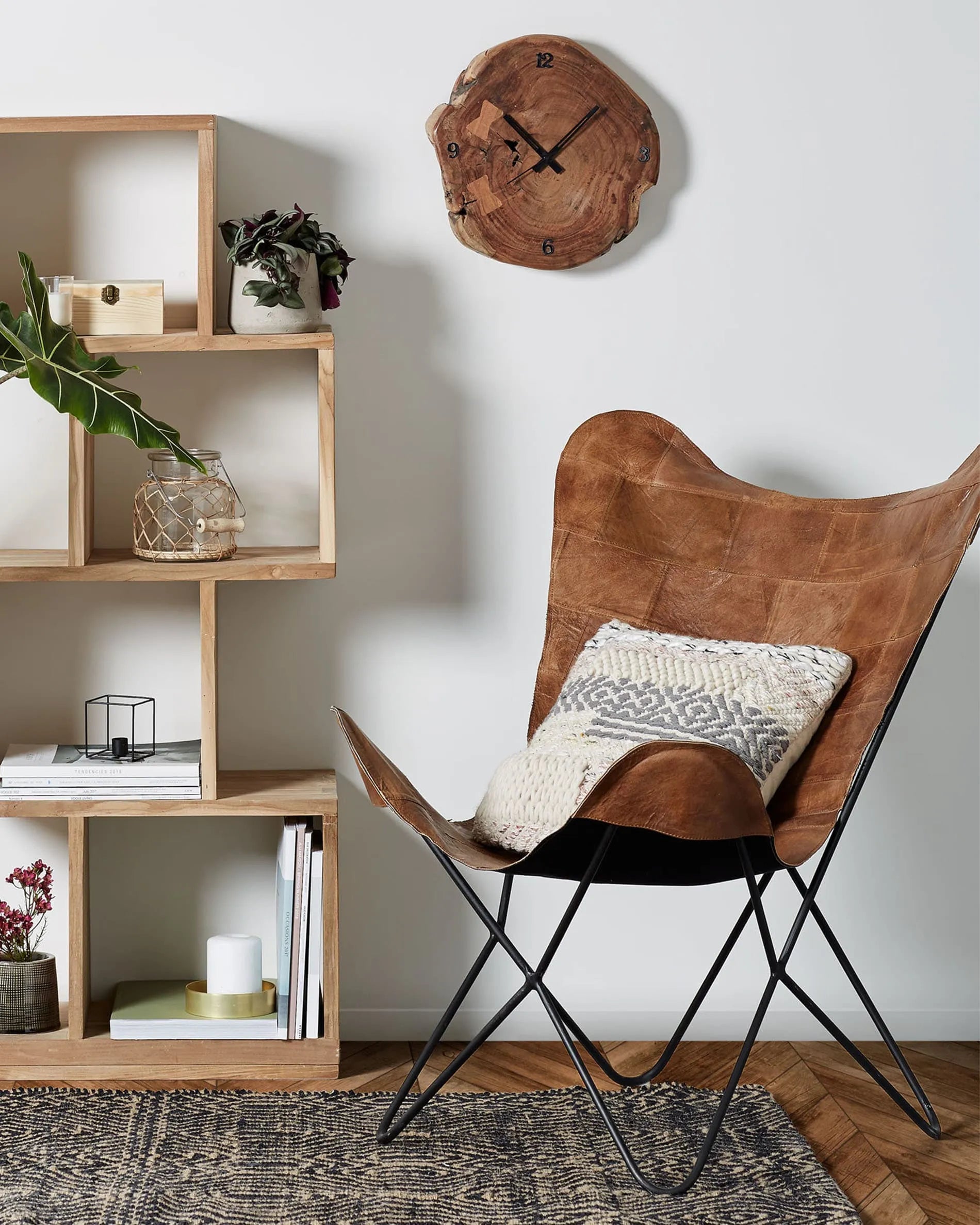 Das Aroba Regal aus recyceltem Teakholz (55x132 cm) kombiniert Nachhaltigkeit mit stilvoller Funktionalität für Ihr Zuhause.