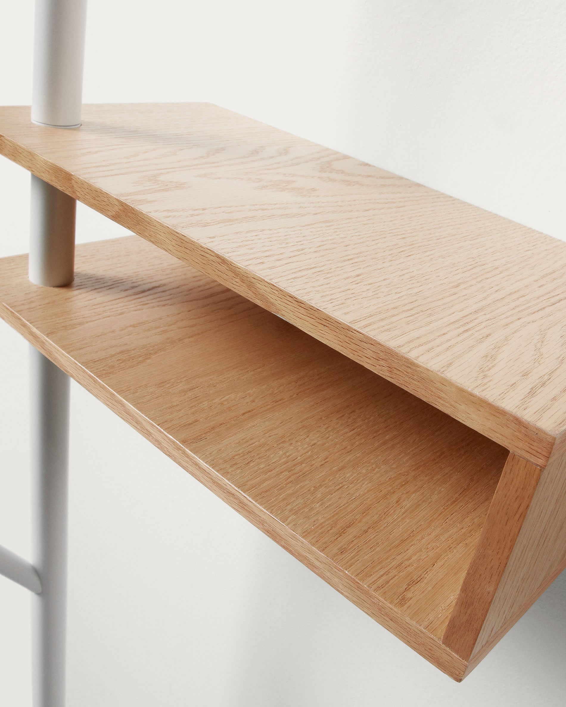 Entdecken Sie die Benny Garderobe von Kave Home: 175 cm hoch, aus edlem Holz, vereint Funktionalität und zeitlose Eleganz für Ihr Zuhause.