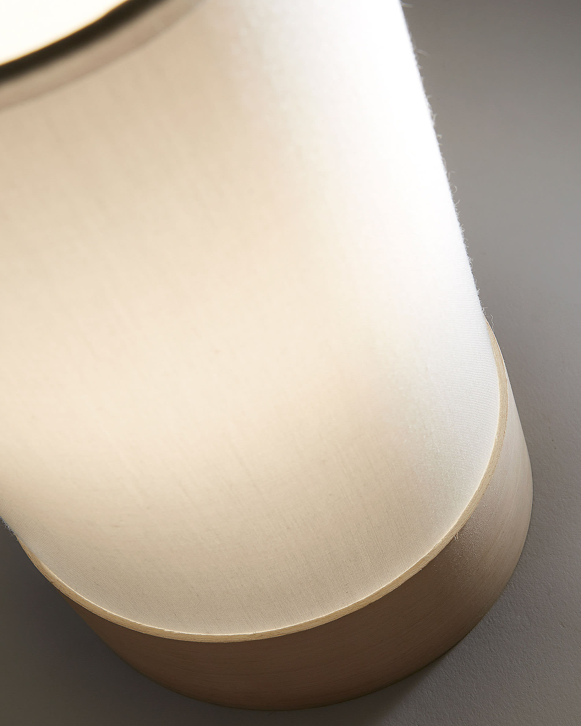 Die Slat Tischlampe von Kave Home vereint skandinavische Eleganz mit praktischer Beleuchtung und schafft eine warme Atmosphäre in jedem Raum.