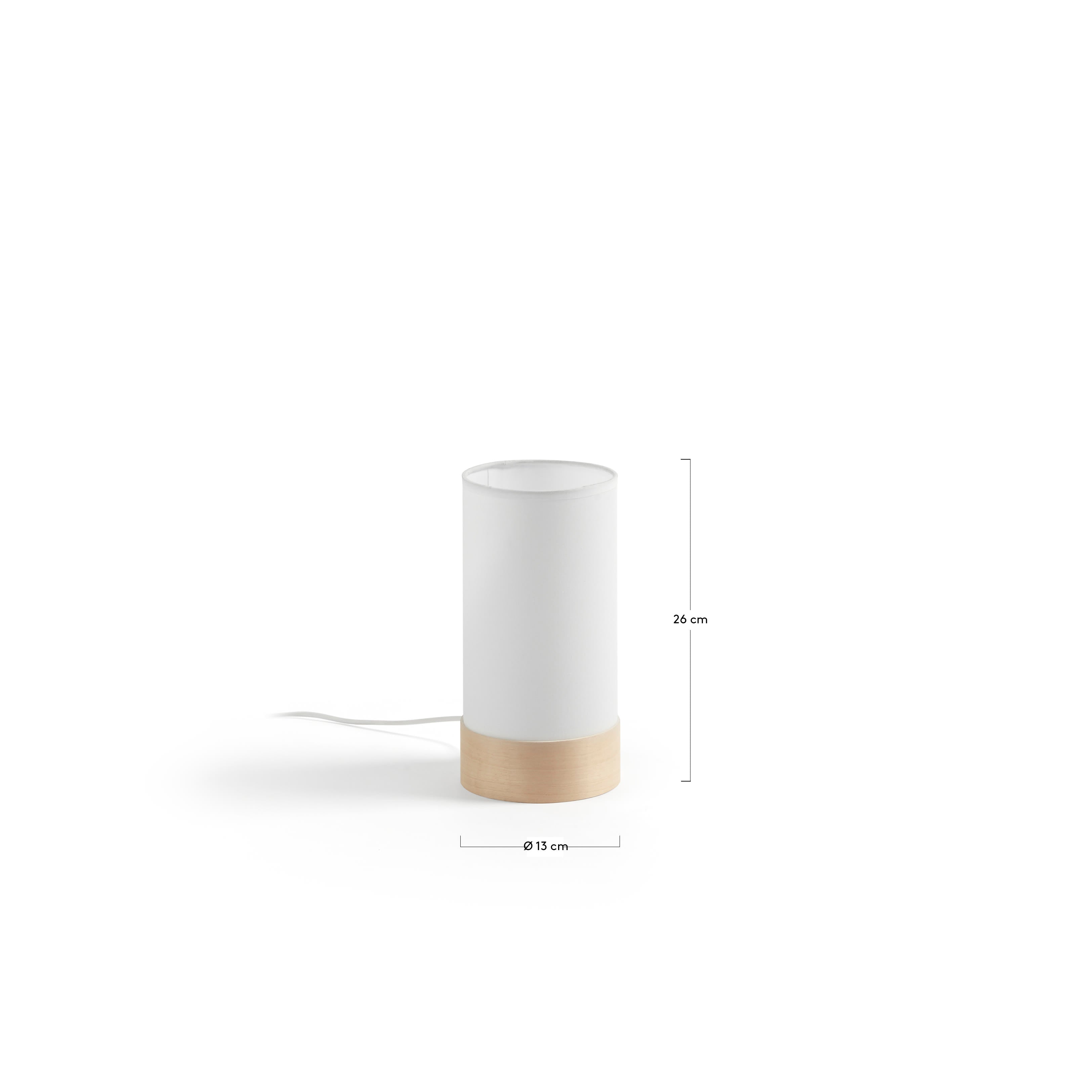 Die Slat Tischlampe von Kave Home kombiniert minimalistisches Design mit Funktionalität und sorgt für einladendes Licht in jedem Zuhause.