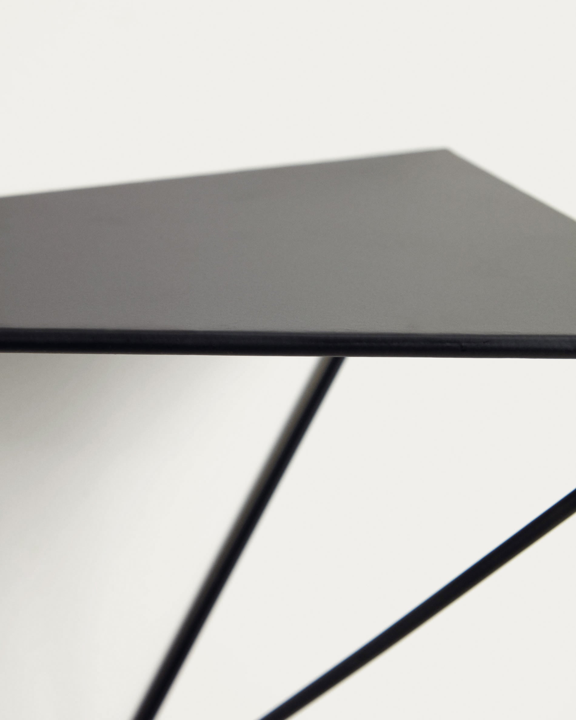 Teg Wandregal Prisma aus Stahl mit schwarzem Finish 40 x 20 cm in Schwarz präsentiert im Onlineshop von KAQTU Design AG. Wandregal ist von Kave Home