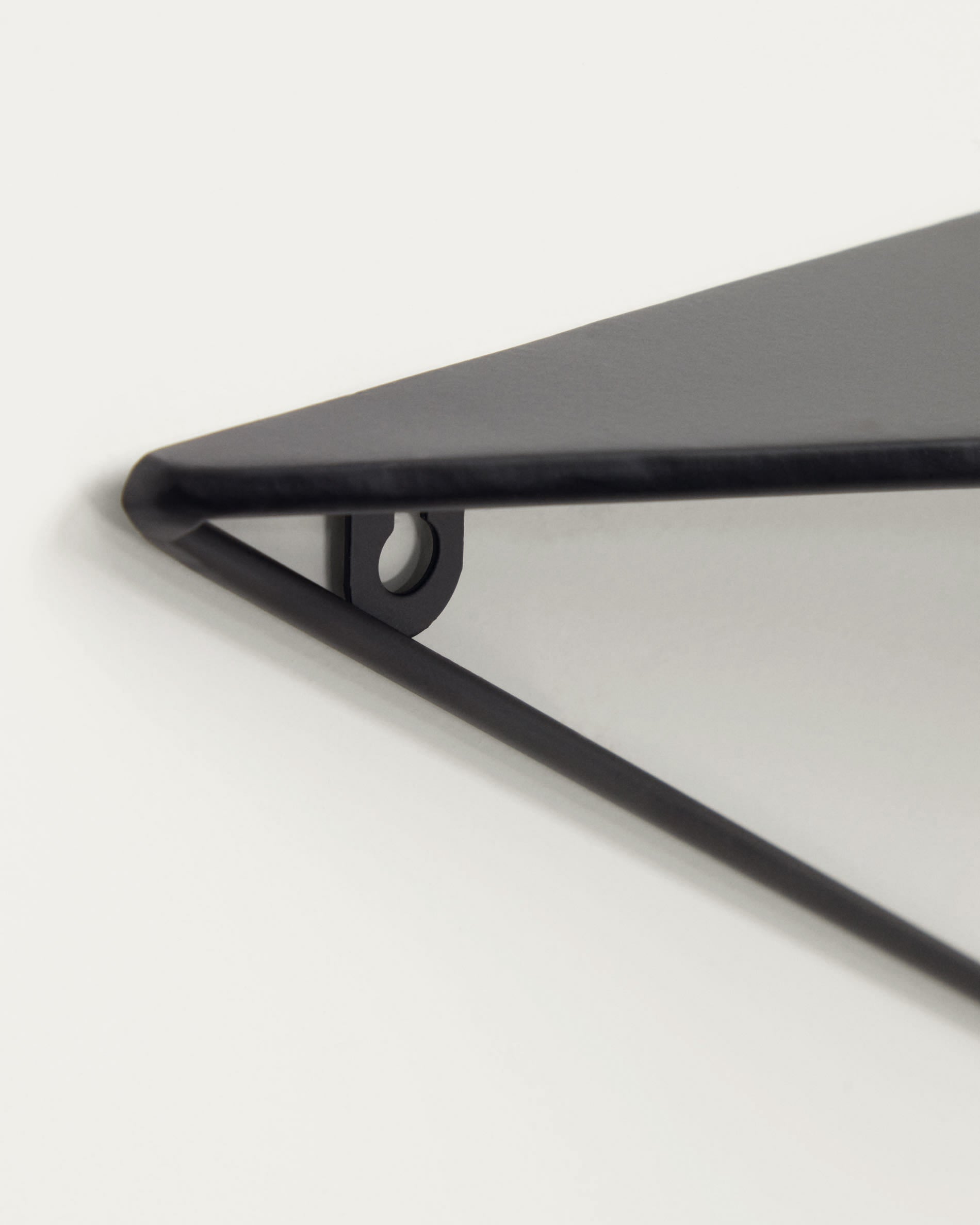 Teg Wandregal Prisma aus Stahl mit schwarzem Finish 40 x 20 cm in Schwarz präsentiert im Onlineshop von KAQTU Design AG. Wandregal ist von Kave Home