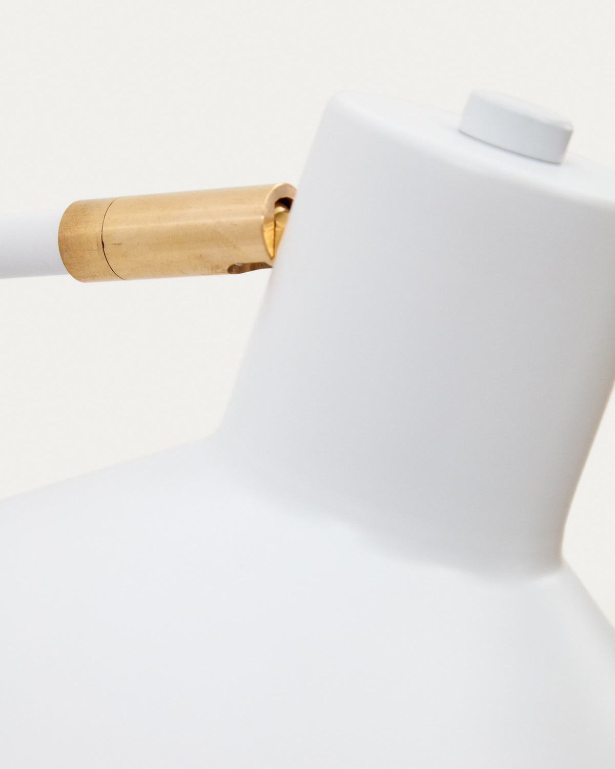 Kleine Wandleuchte Aria aus Stahl mit weissem Finish in Weiss präsentiert im Onlineshop von KAQTU Design AG. Wandleuchte ist von Kave Home