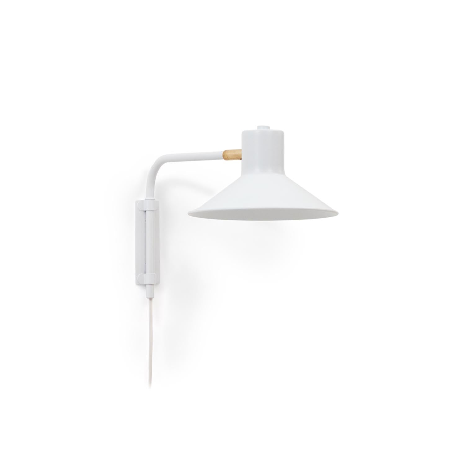 Elegante Wandleuchte Aria aus Stahl, weiss lackiert, mit Messingakzent. Perfekt für stilvolle, sanfte Beleuchtung in jedem Raum.