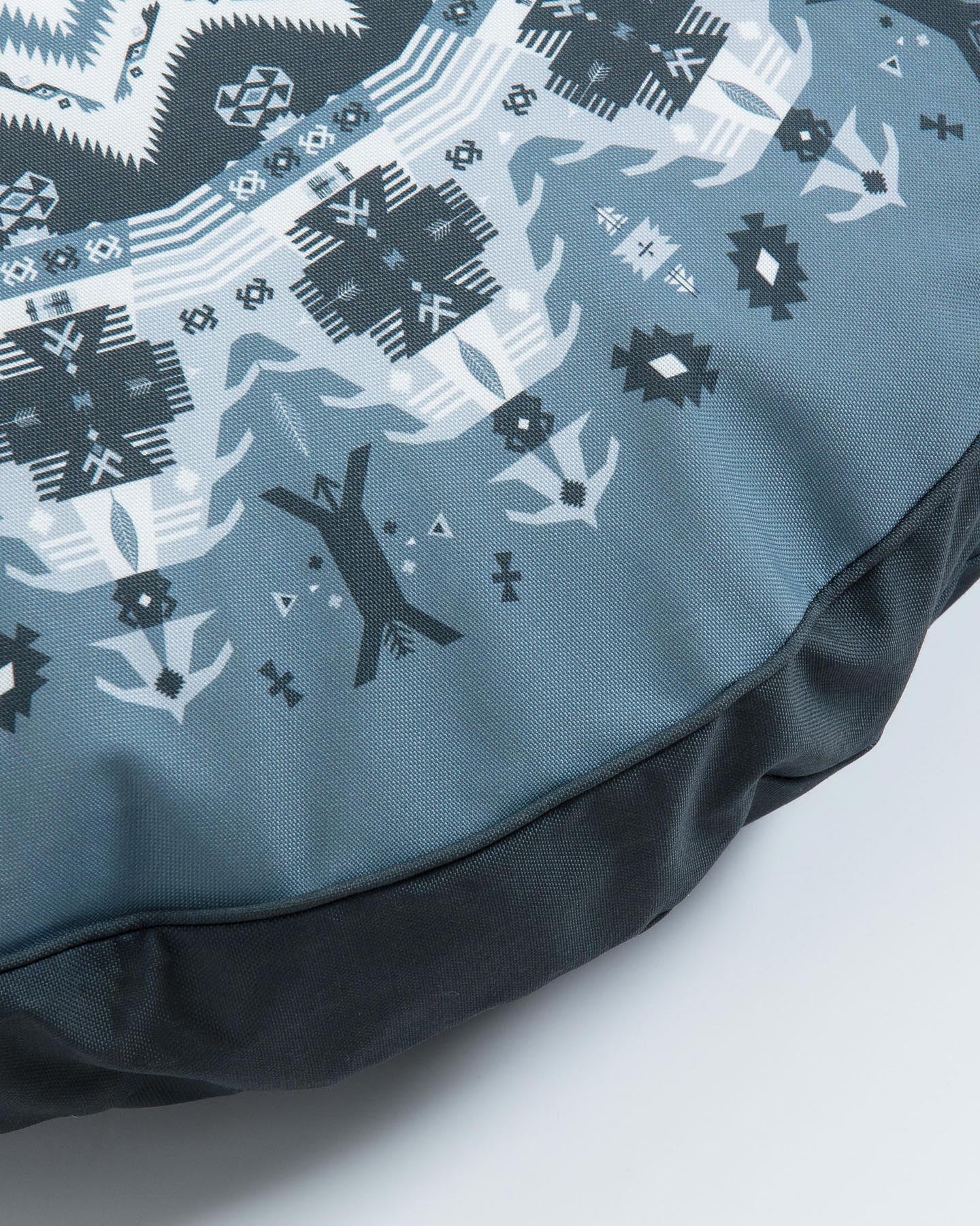 Ashleen pouf grau in Blau präsentiert im Onlineshop von KAQTU Design AG. Pouf ist von Kave Home