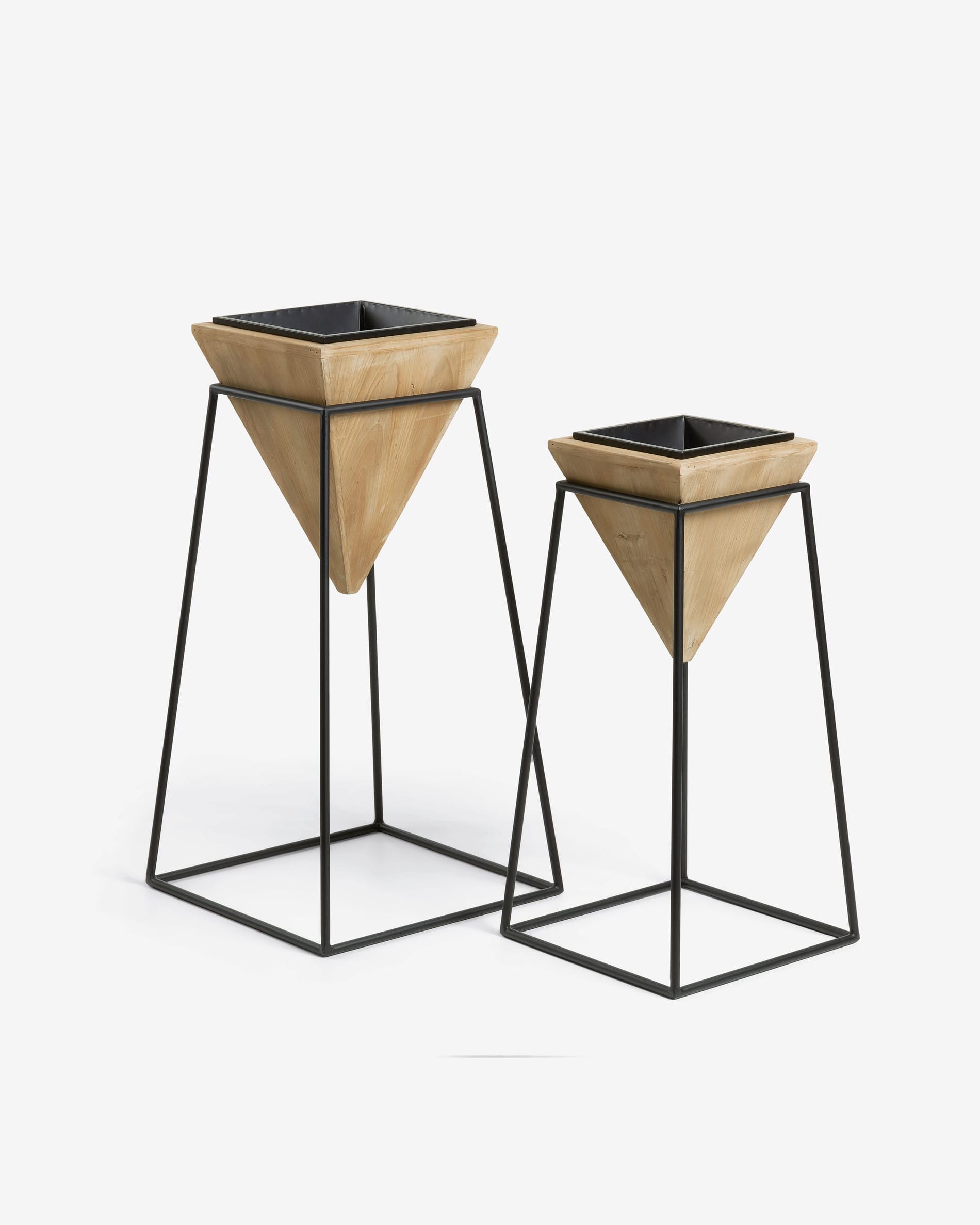 Moderner Stared Topf von Kave Home, ideal für stilvolle Pflanzenpräsentation, aus hochwertigen Materialien gefertigt.