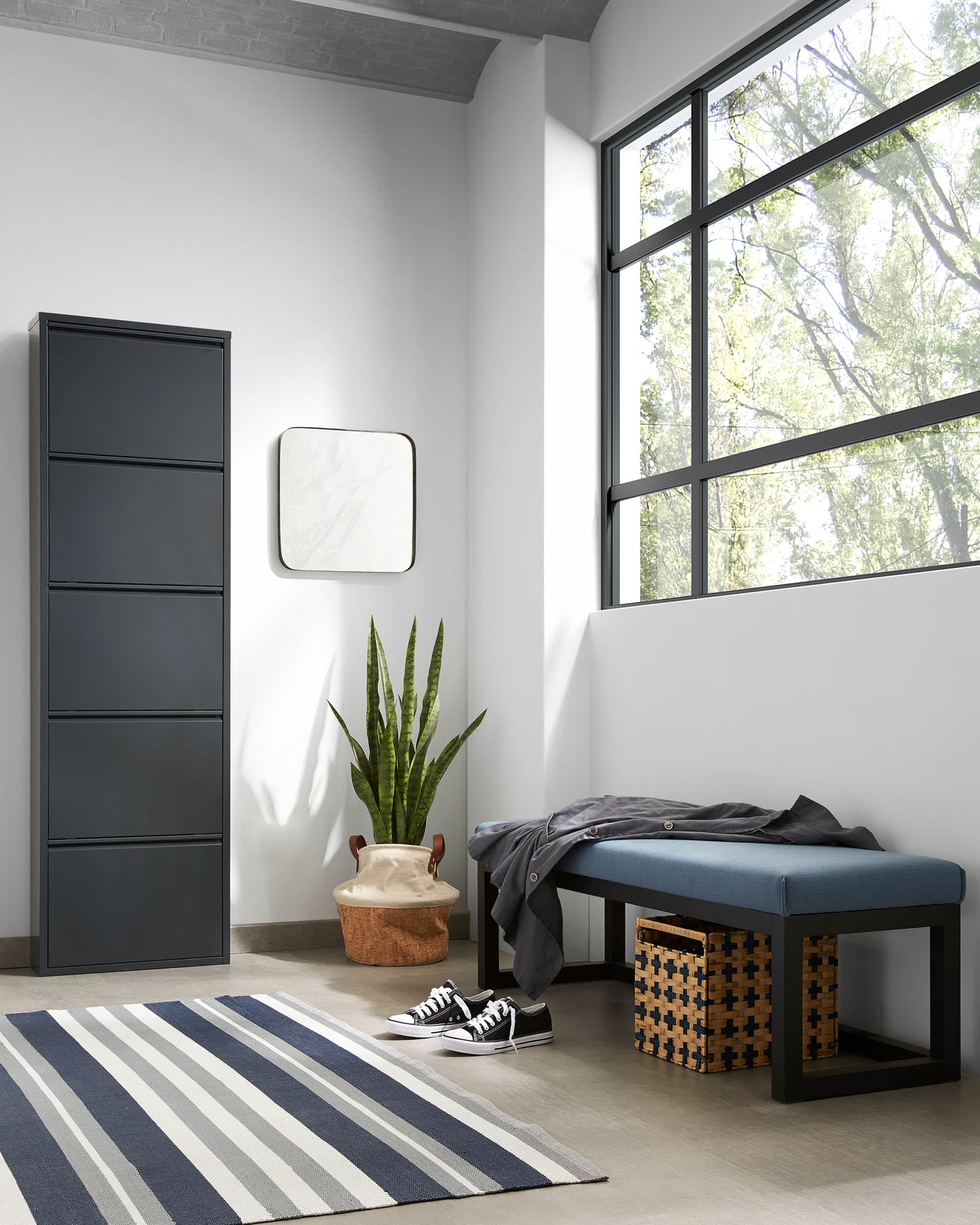 Eleganter Marco Spiegel 40x40 cm in Schwarz von Kave Home, perfekt für moderne Wohnräume, mit stilvollem und hochwertigem Design.