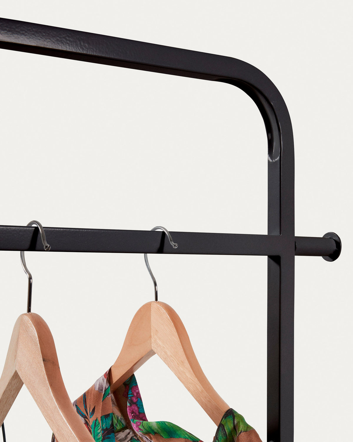 Celsie Garderobe 74 x 180 cm in Schwarz präsentiert im Onlineshop von KAQTU Design AG. Garderobe ist von Kave Home