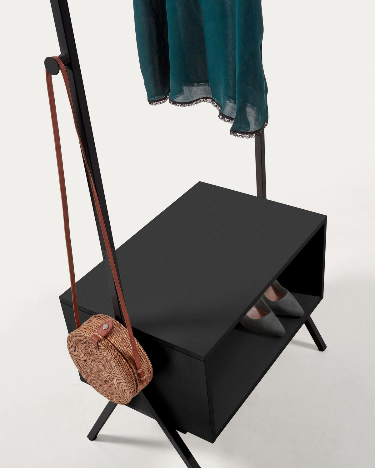 Celsie Garderobe 74 x 180 cm in Schwarz präsentiert im Onlineshop von KAQTU Design AG. Garderobe ist von Kave Home