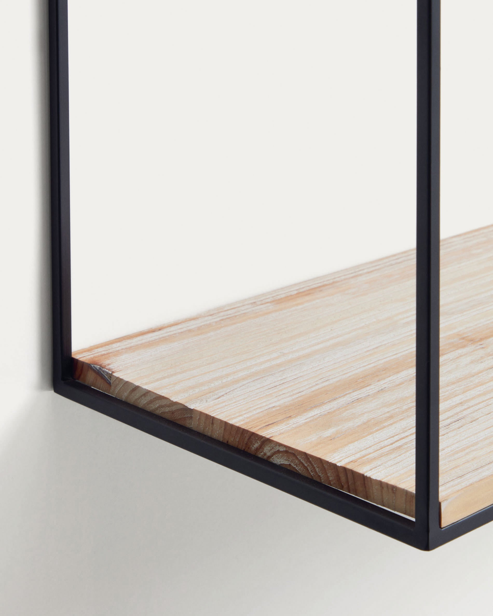Das Elisha Wandregal 90x30 cm von Kave Home kombiniert modernes Design mit Funktionalität für stilvolle Aufbewahrung in jedem Raum.