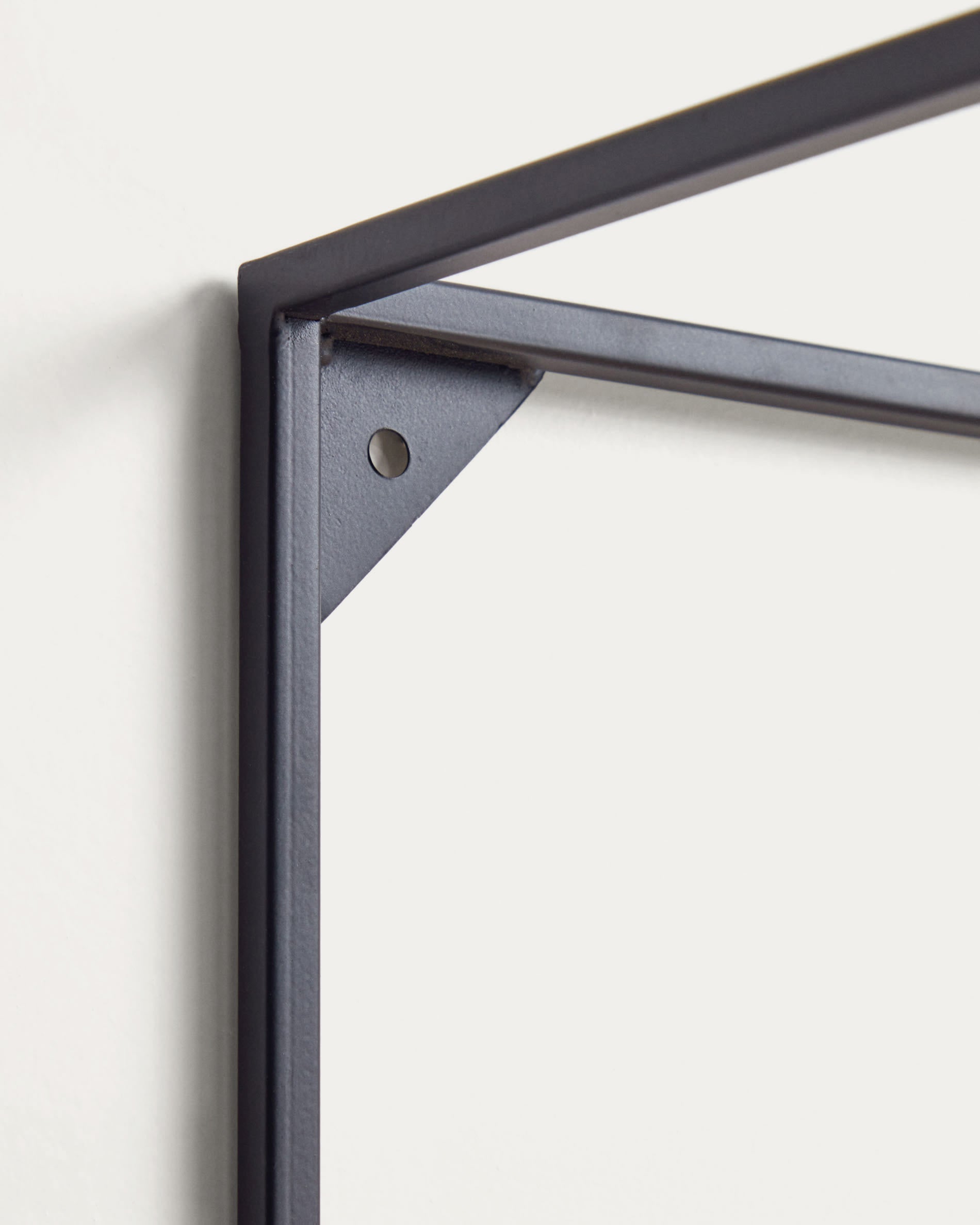 Das Elisha Wandregal 90x30 cm von Kave Home kombiniert modernes Design mit Funktionalität für eine stilvolle Aufbewahrung.