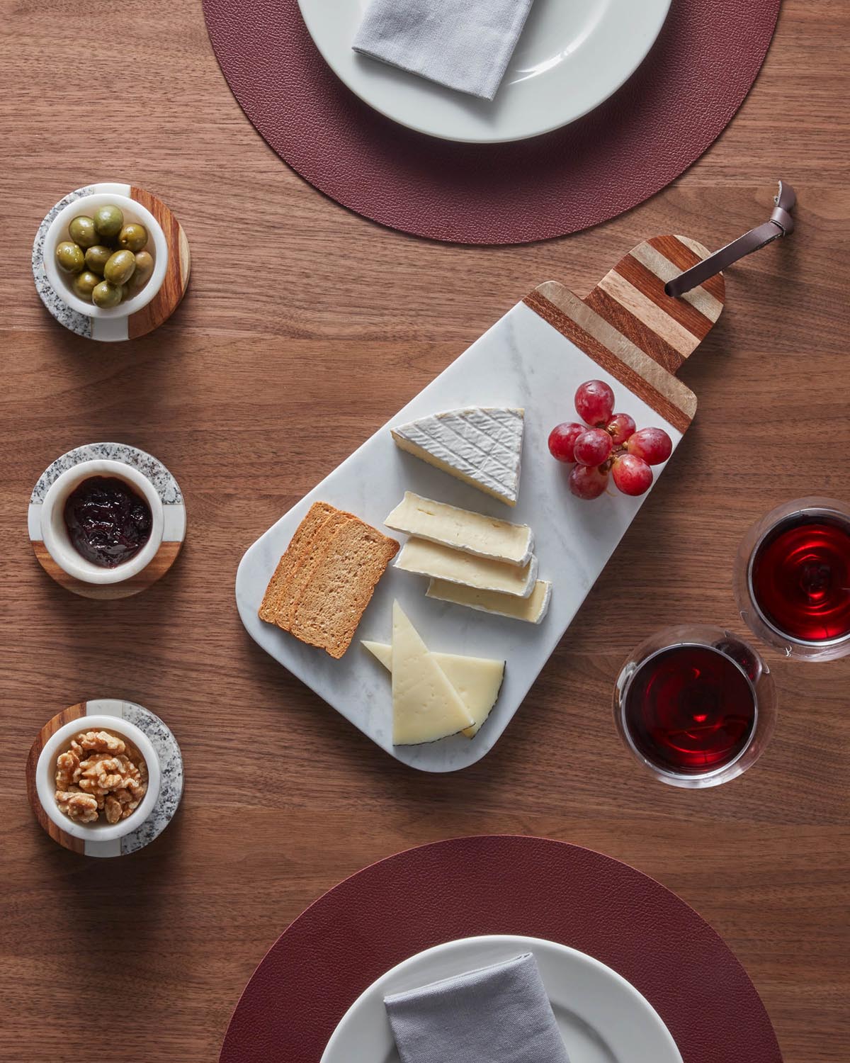 Cataleg 4er-Set runde Untersetzer aus weissen und grauem Marmor und Mango Holz in Mehrfarbig präsentiert im Onlineshop von KAQTU Design AG. Pfannenuntersatz ist von Kave Home