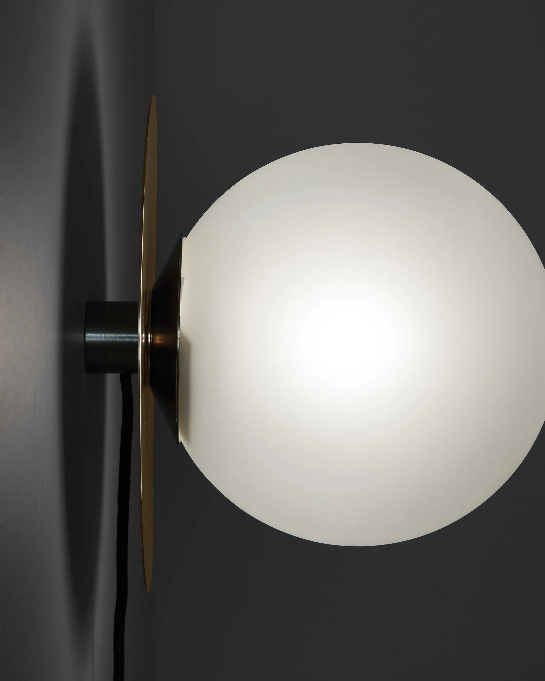Die Manz Wandleuchte von Kave Home bietet elegantes Design und Funktionalität, perfekt für moderne und stilvolle Beleuchtung.