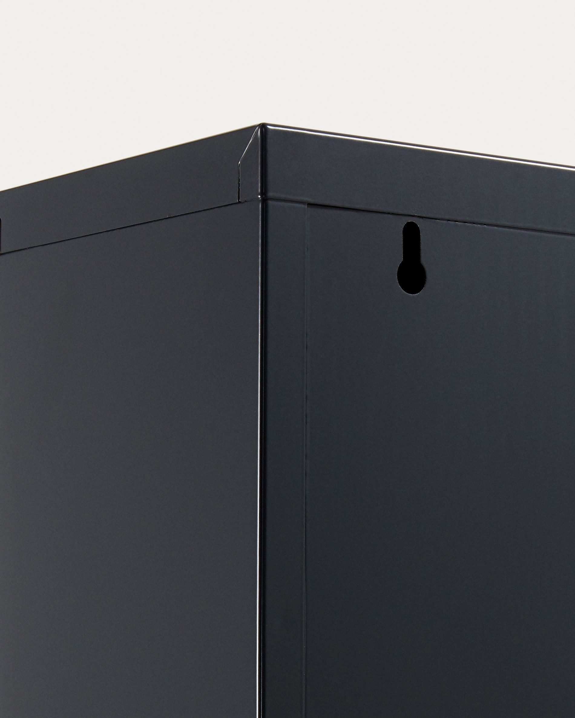 Moderner Schuhschrank Ode von Kave Home, 50x168,5 cm, 5 Türen, dunkelgrau, perfekt für stilvolle und praktische Aufbewahrung.