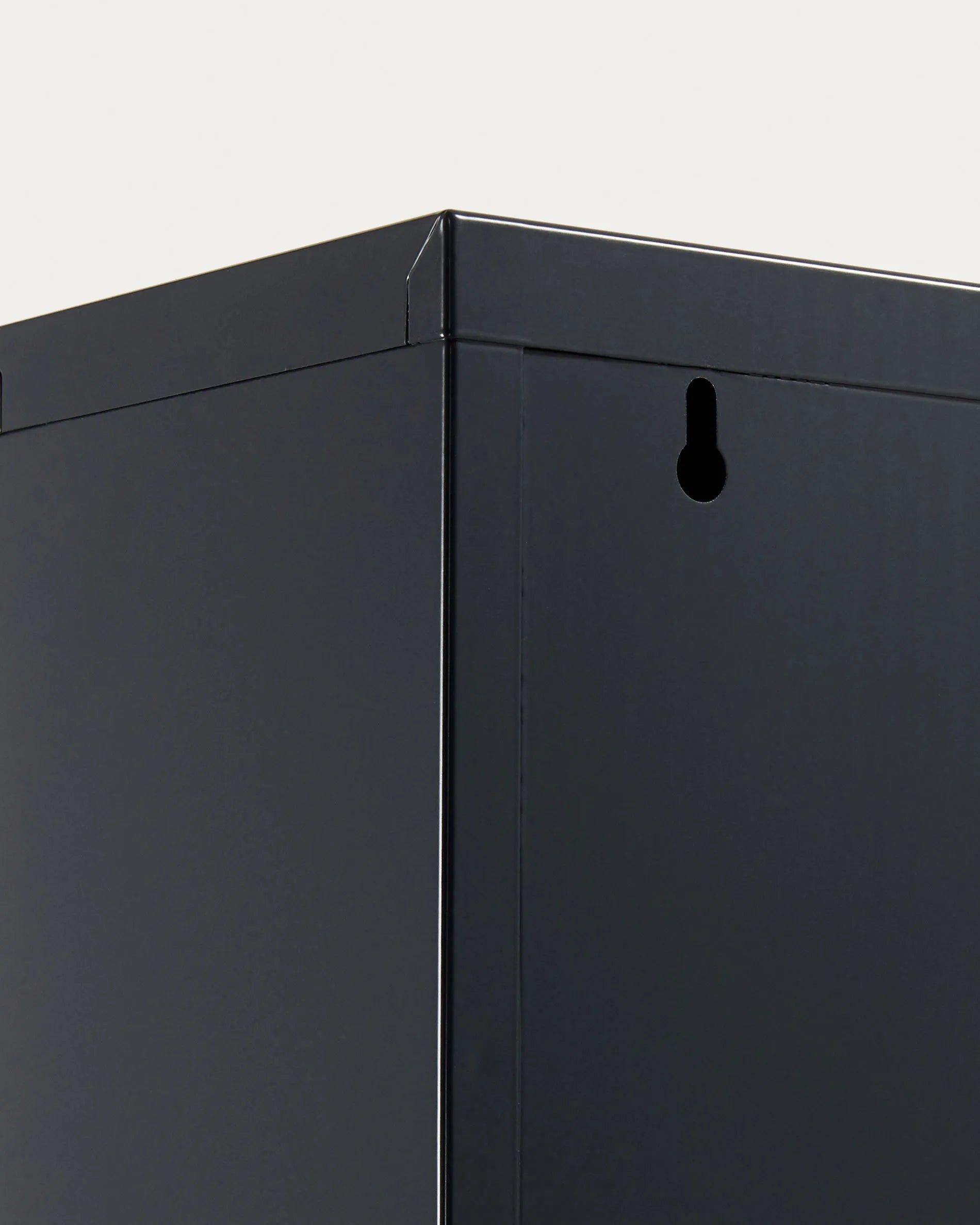 Moderner Schuhschrank Ode von Kave Home, 50x136 cm, dunkelgrau, mit 4 Türen. Ideal für eine elegante und praktische Schuhaufbewahrung.